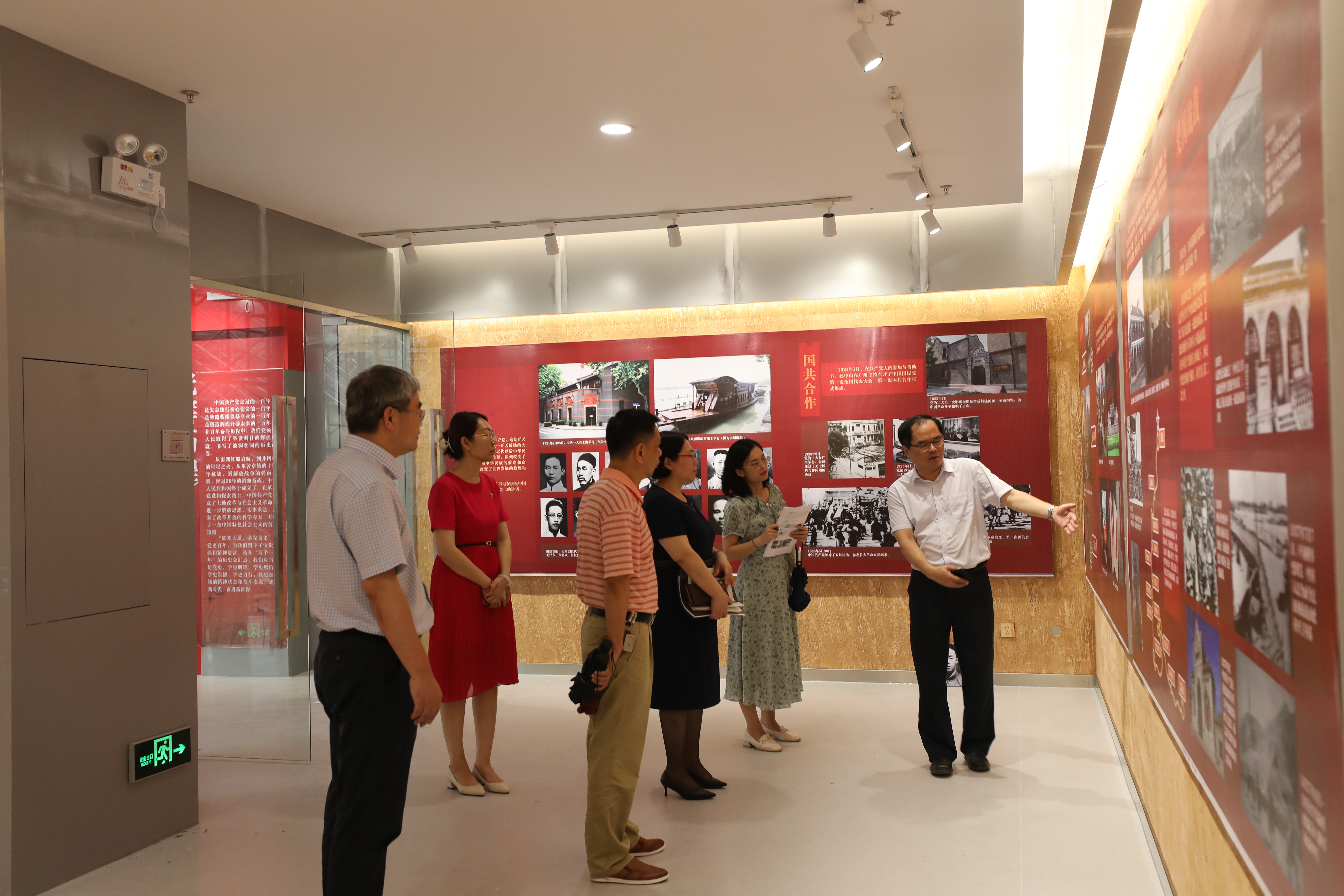 刘波社长到学校党建与思政教育基地参观调研