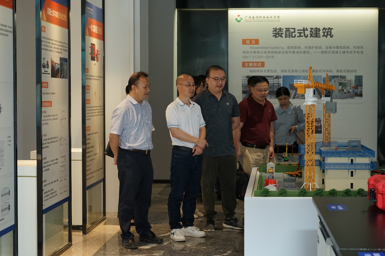 陈宜虎院长一行考察首页实训基地