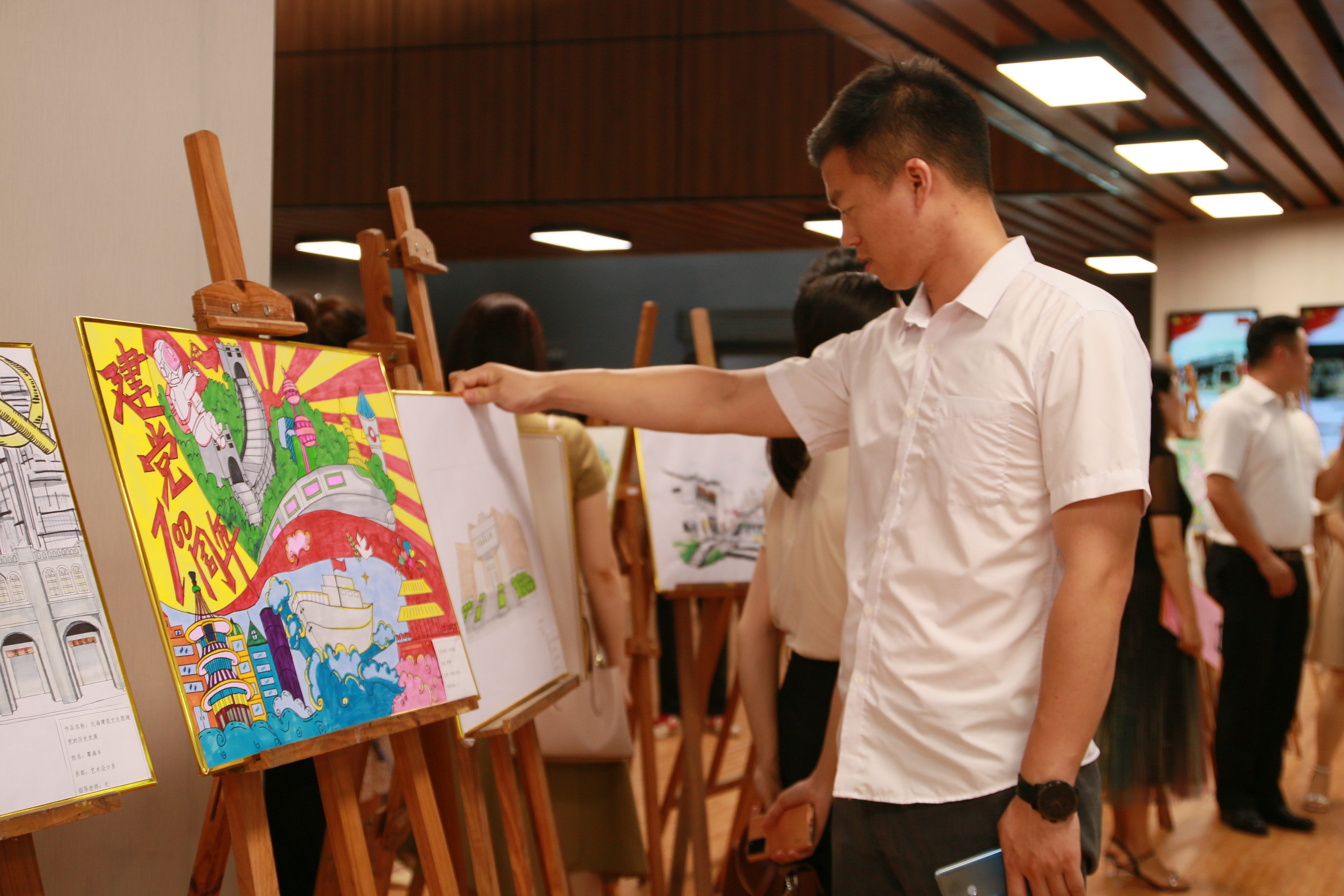 “永远跟党走•手绘家乡变化主题大赛获奖作品”展览一角