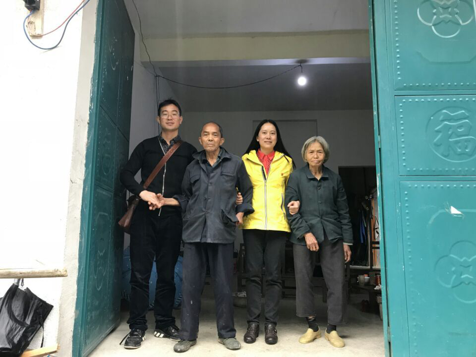 吴丹副院长与第一书记和困难群众合影留念