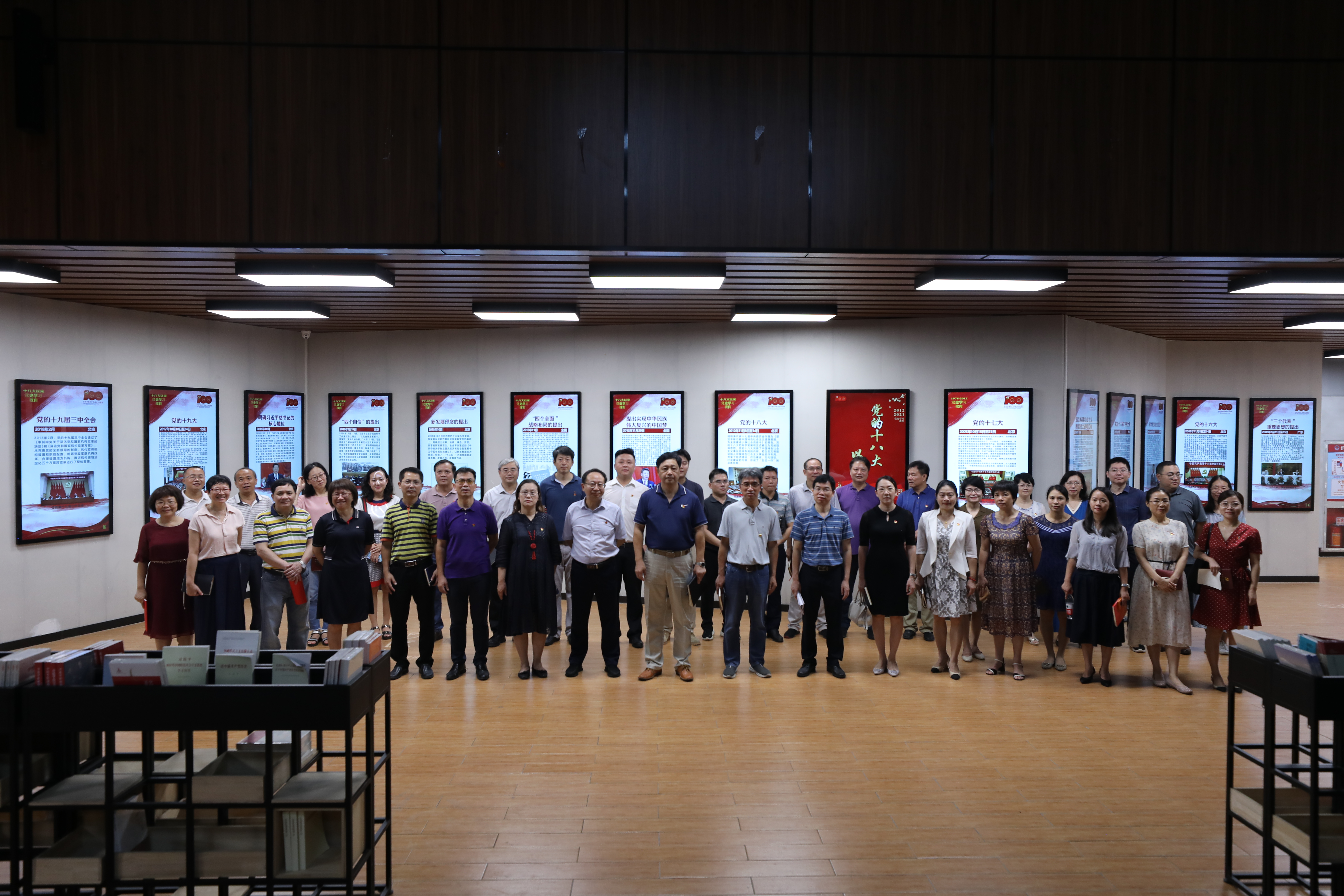 在学校数字技能展示交流中心合影