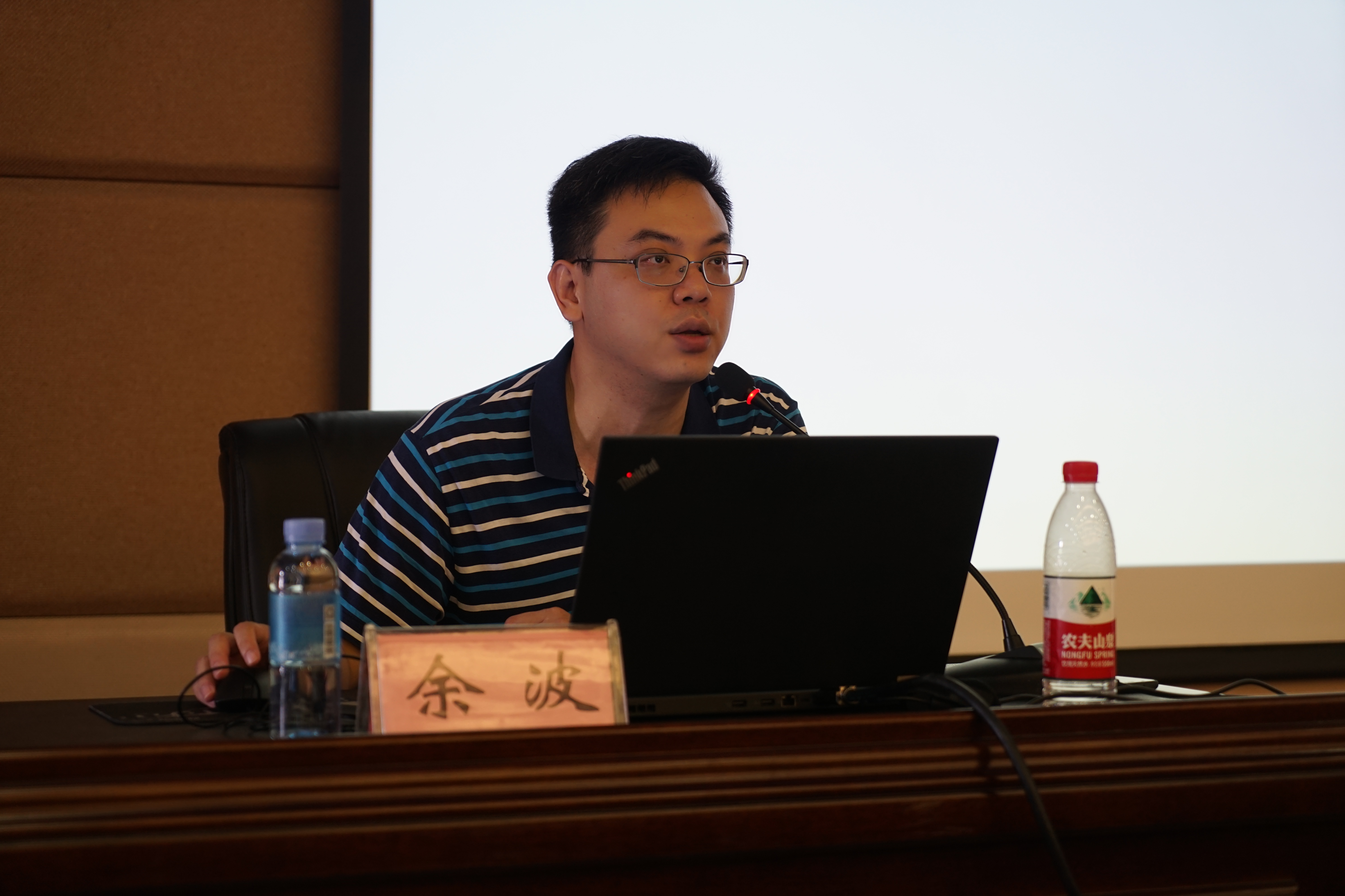 余波律师正在讲解合同风险防范