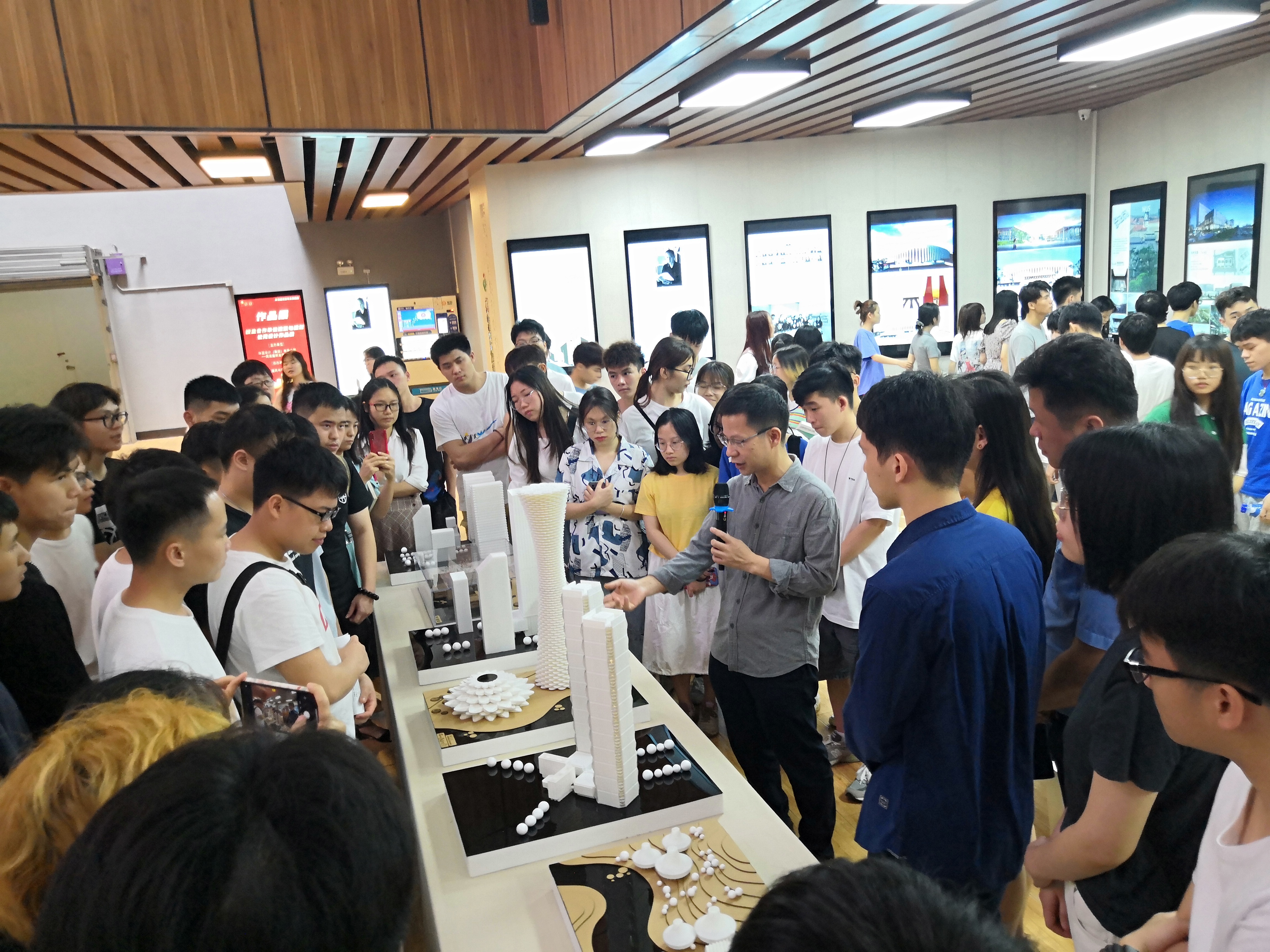 华蓝设计（集团）总雷速在线网站师庞波先生给学生讲解作品