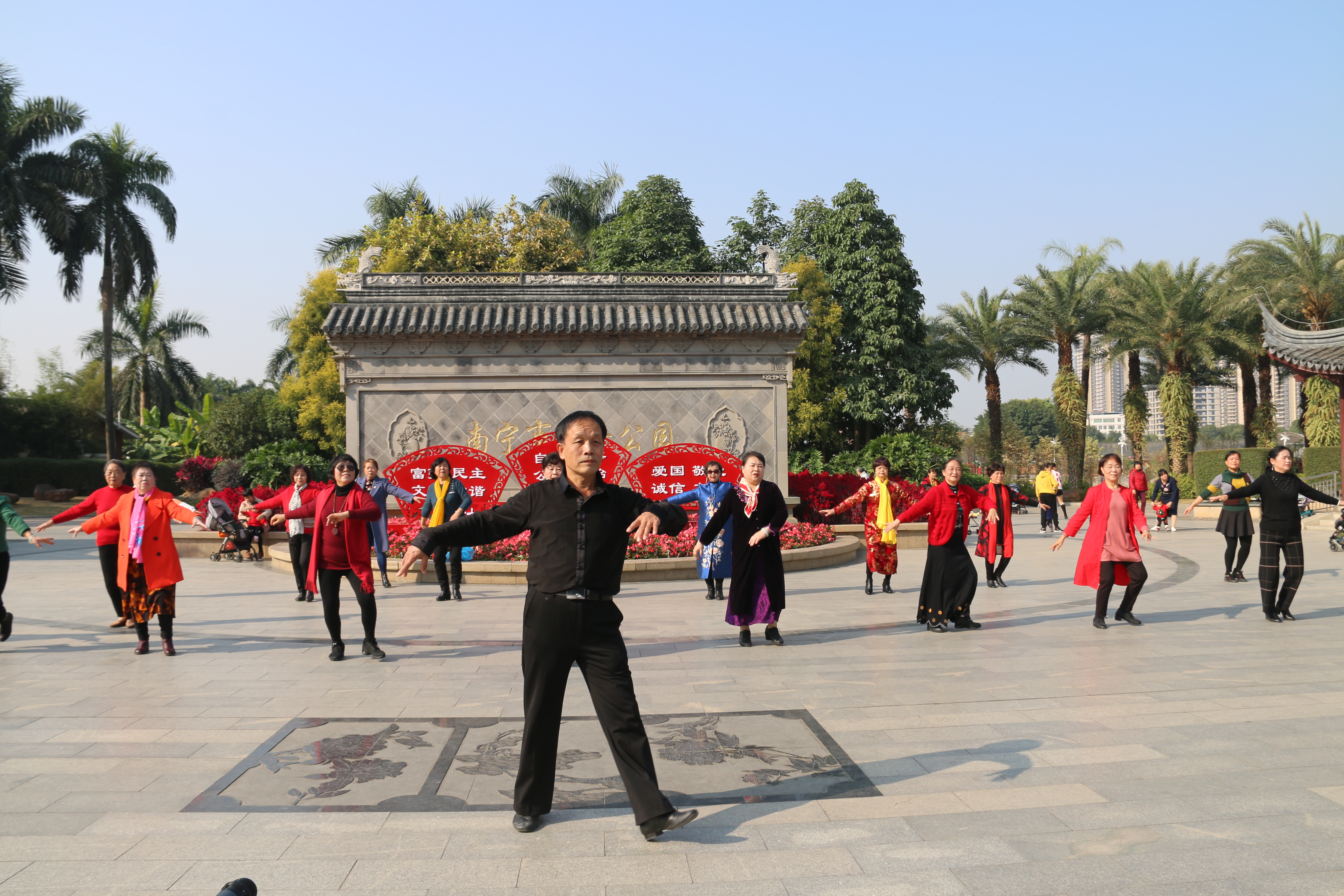 老同志们正在跳舞