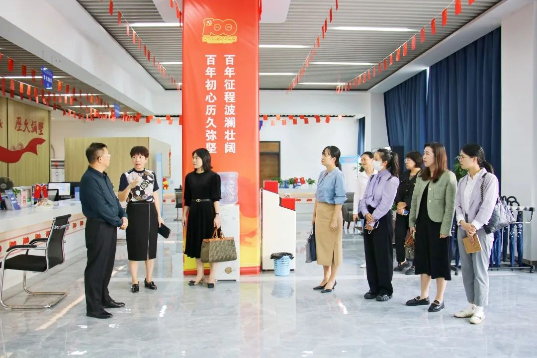 民师院一行参观首页一站式服务中心