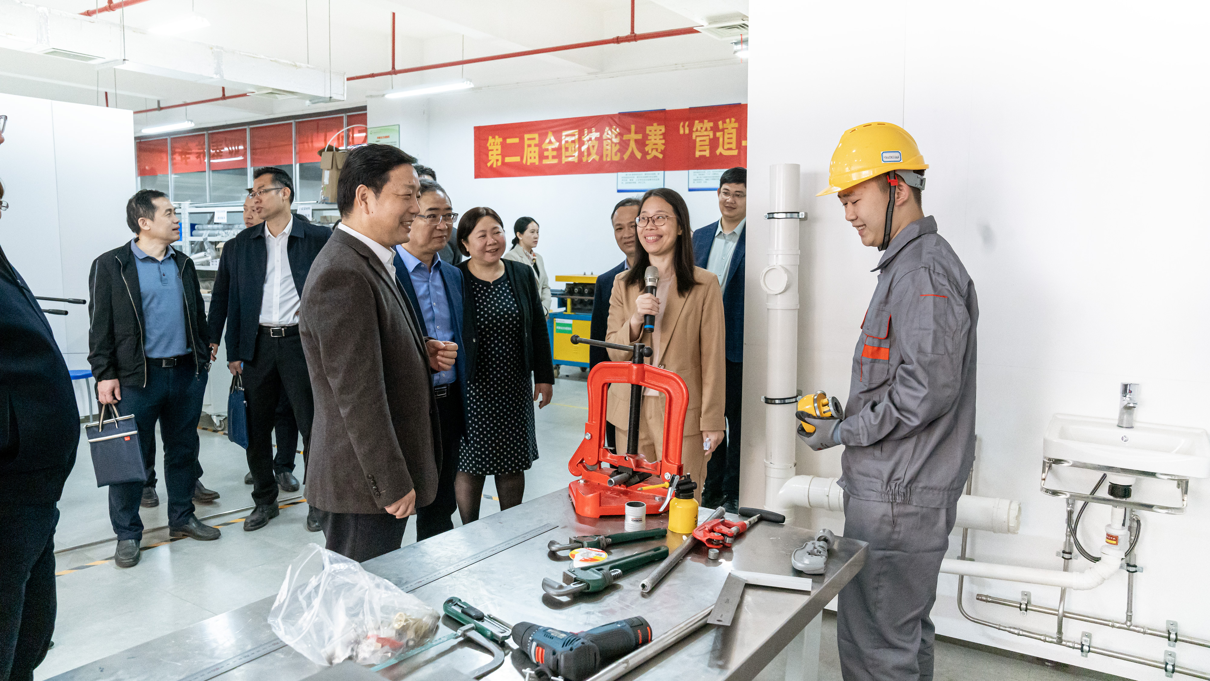 杨绿峰厅长参观实训基地并与师生亲切交谈