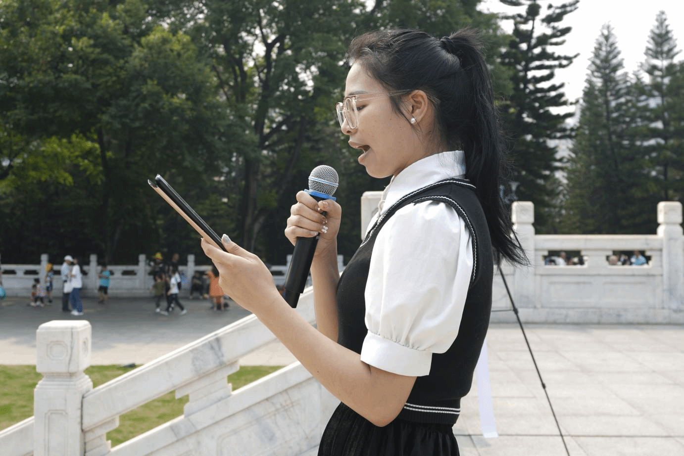 学生覃诗琪朗诵诗歌《英雄祭》