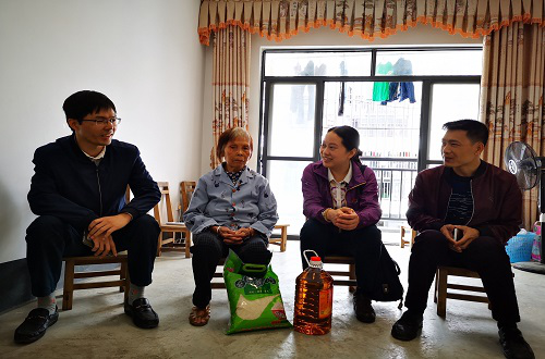 扶贫小组与帮扶对象韦美平老人亲切交谈