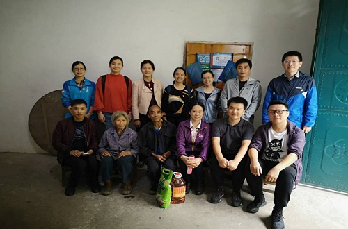 扶贫小组与帮扶对象唐毓理一家合影留念