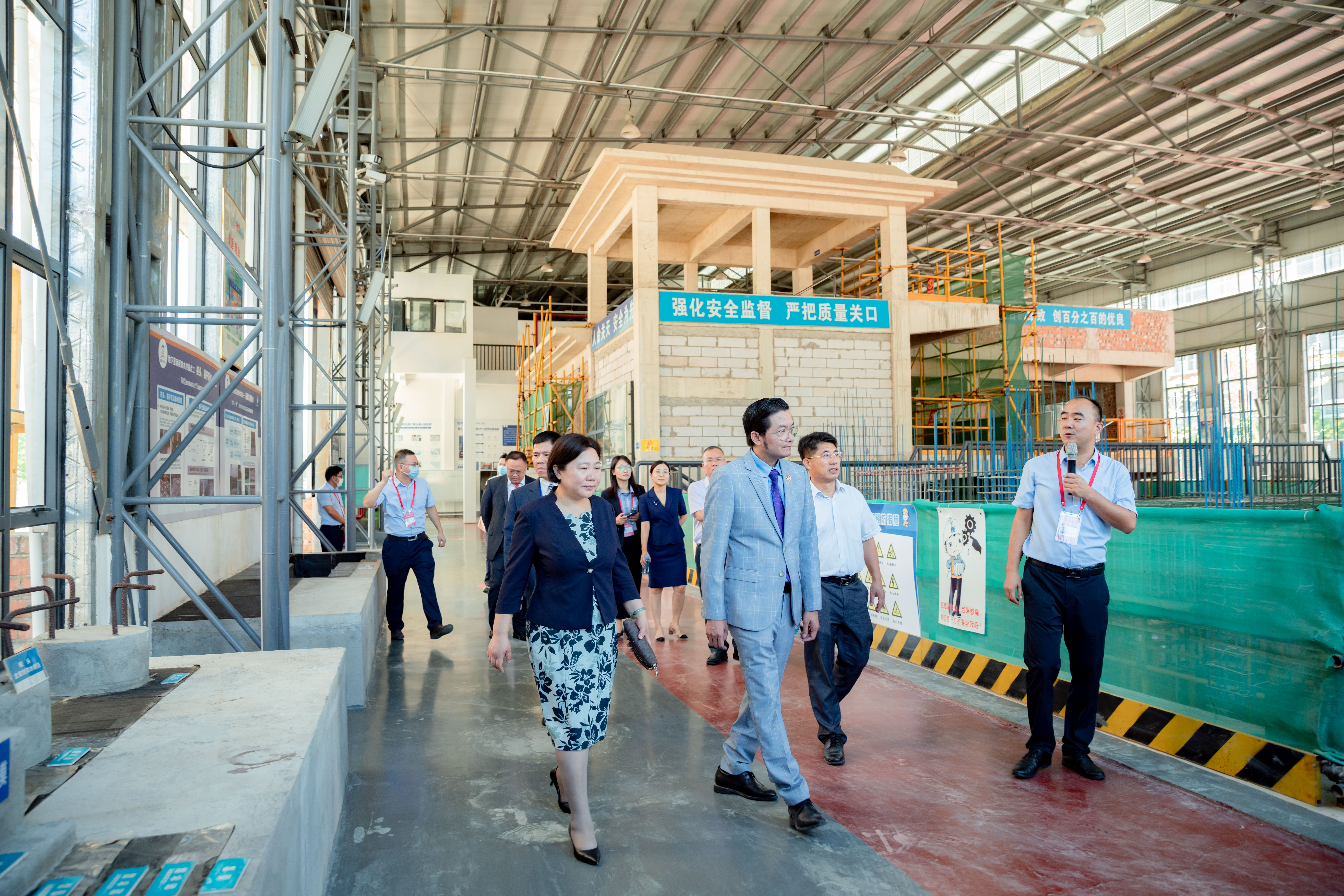 刘晓红书记、伍耿清副院长陪同杜南忠总领事一行参观首页1号实训大棚