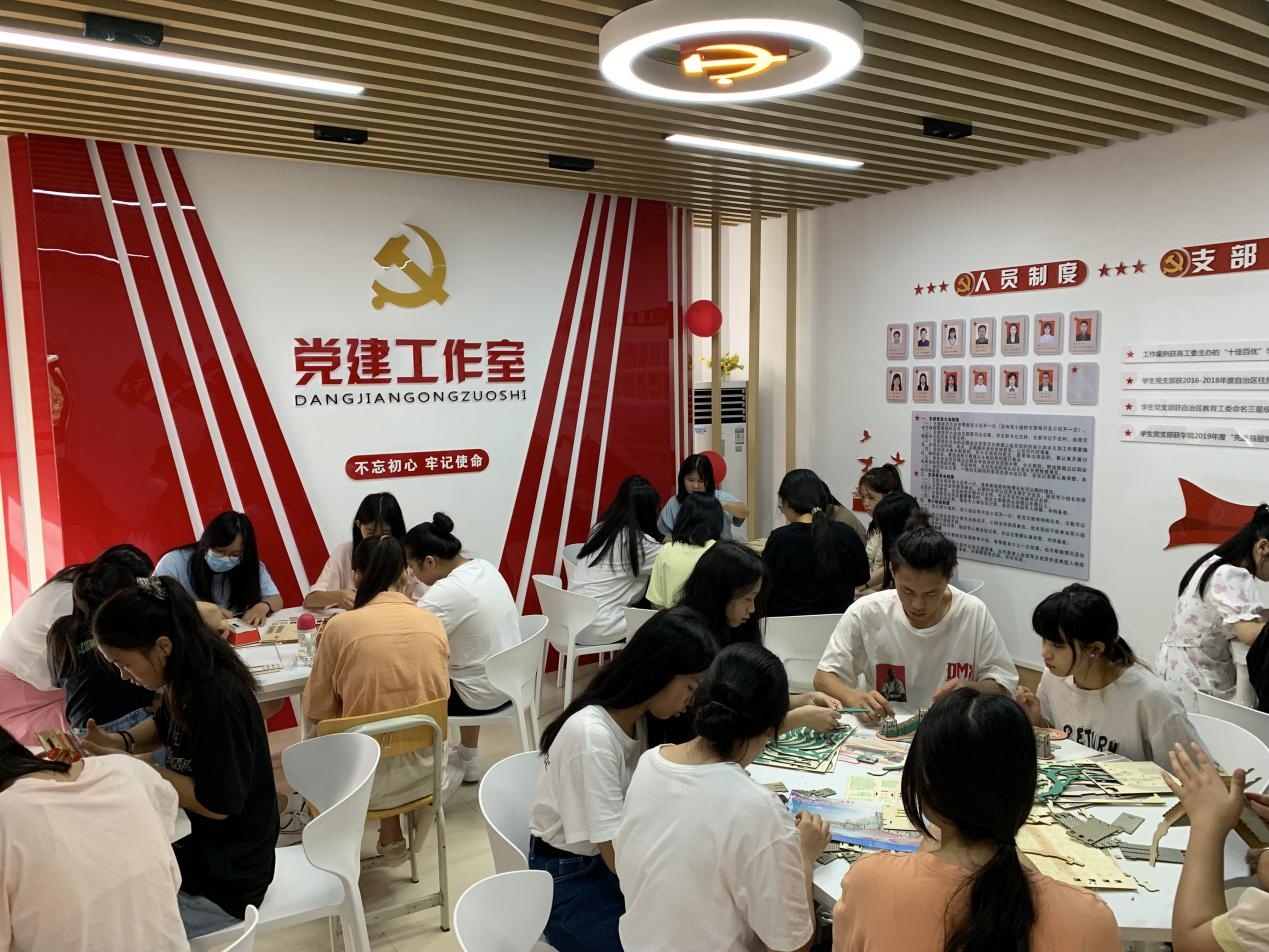 红色雷速在线网站模型进学生社区活动现场照片