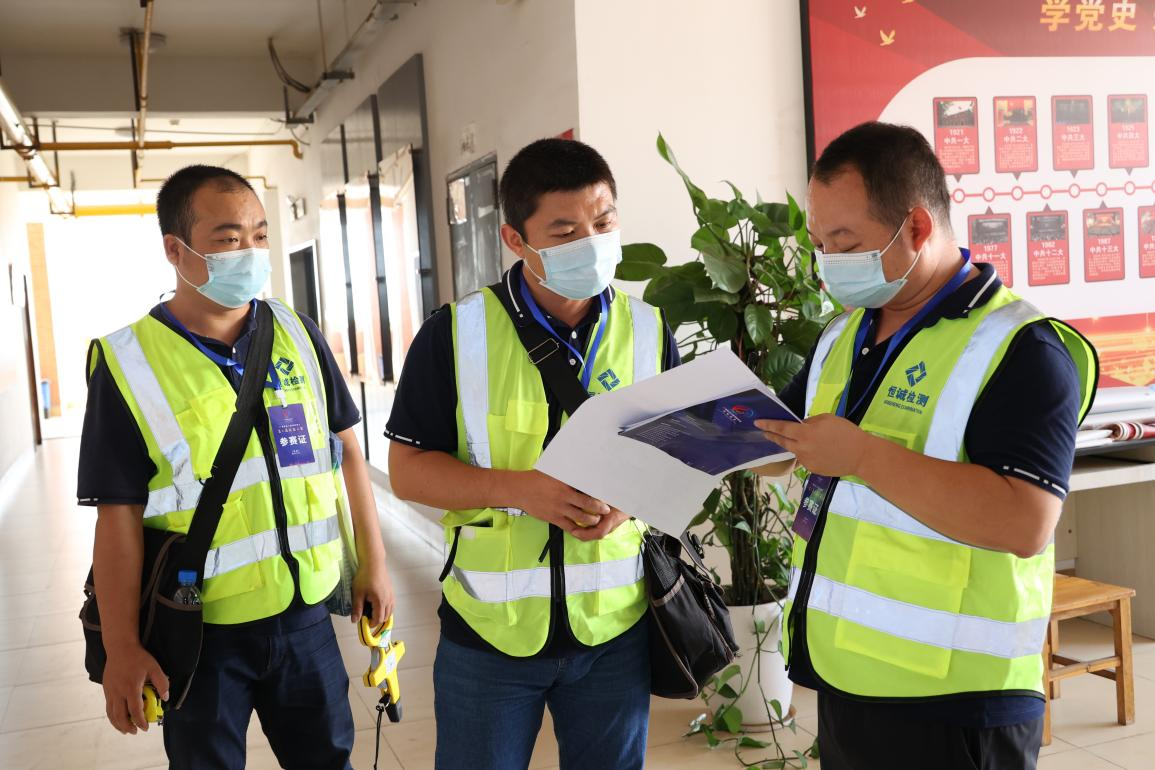 参赛队员进行雷速在线网站防火现场查验