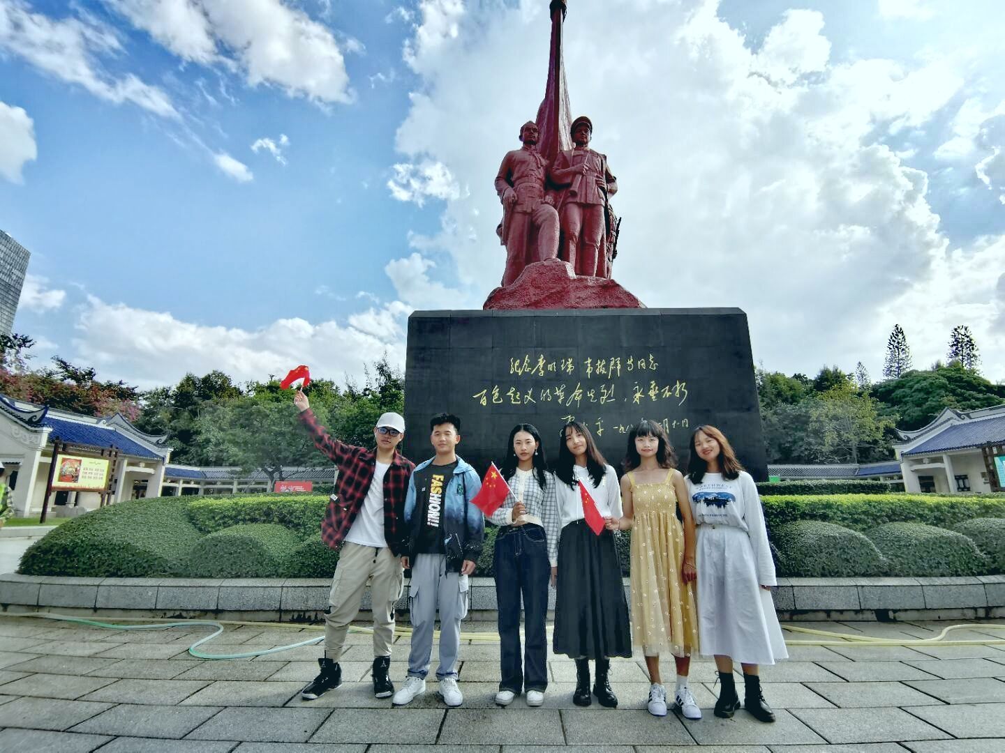 同学们在红色教育基地参观、自学