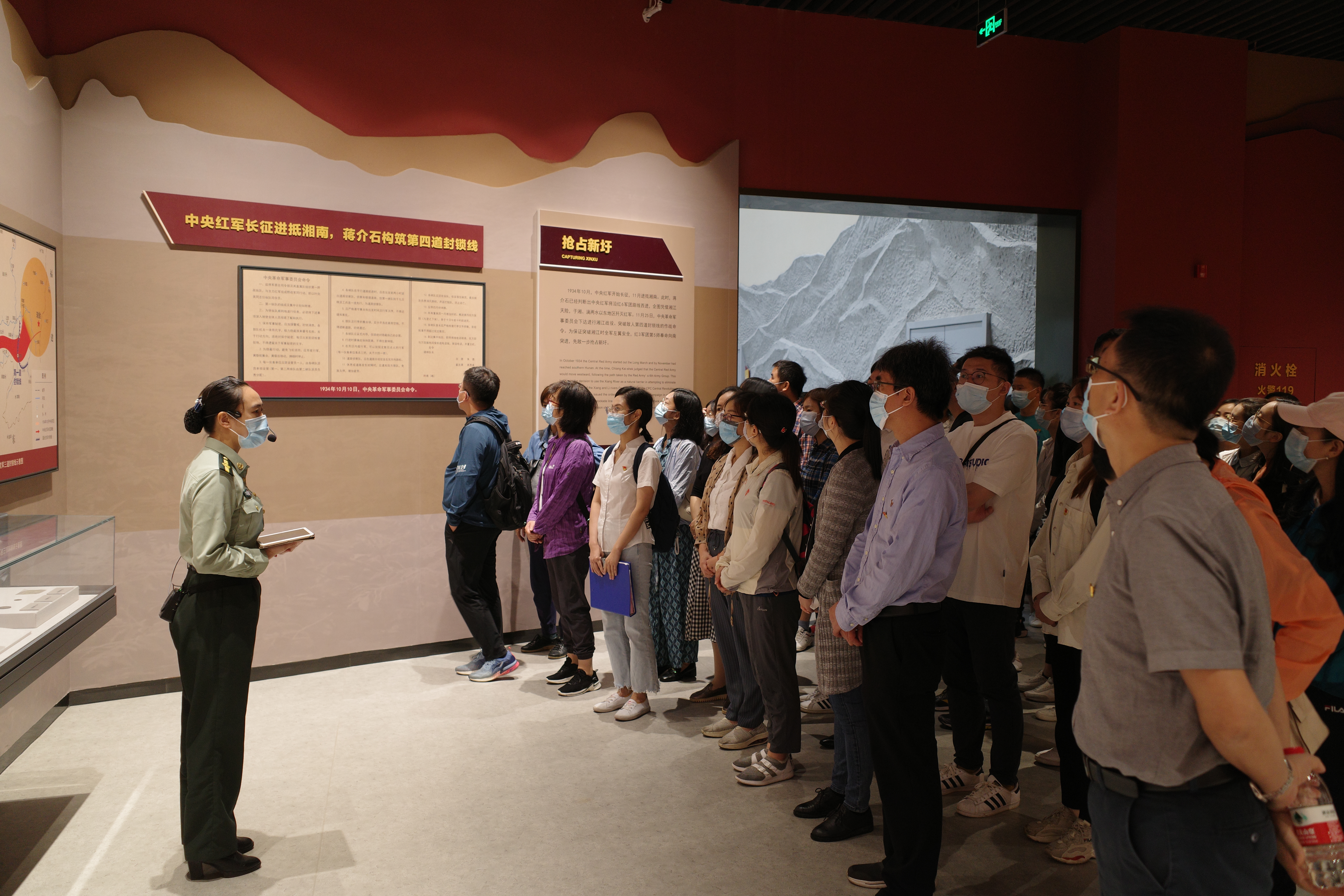 学习新圩阻击战中的感人事迹