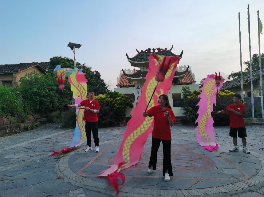 实践团成员表演彩带龙健身操