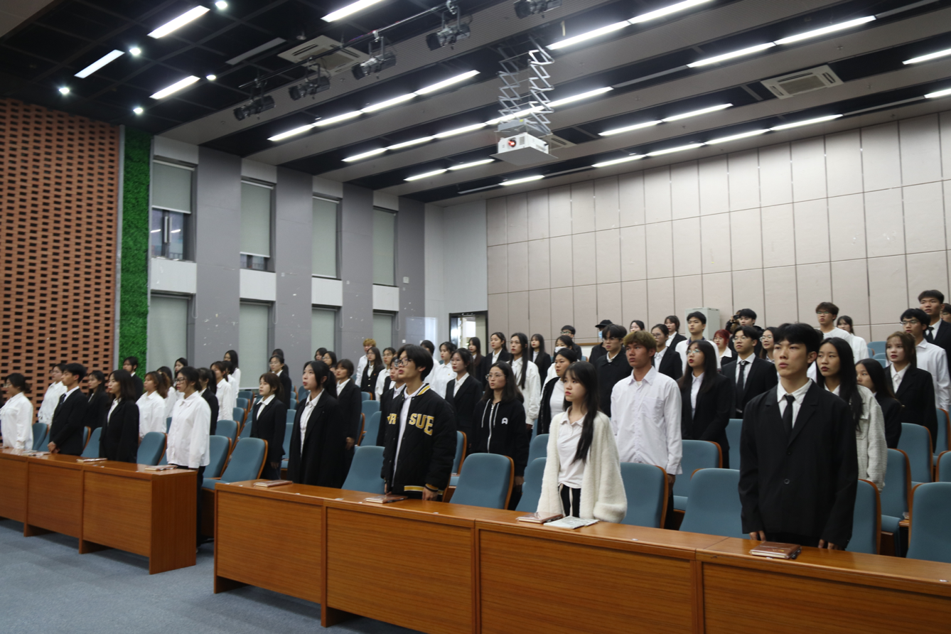 全体起立，奏唱国歌