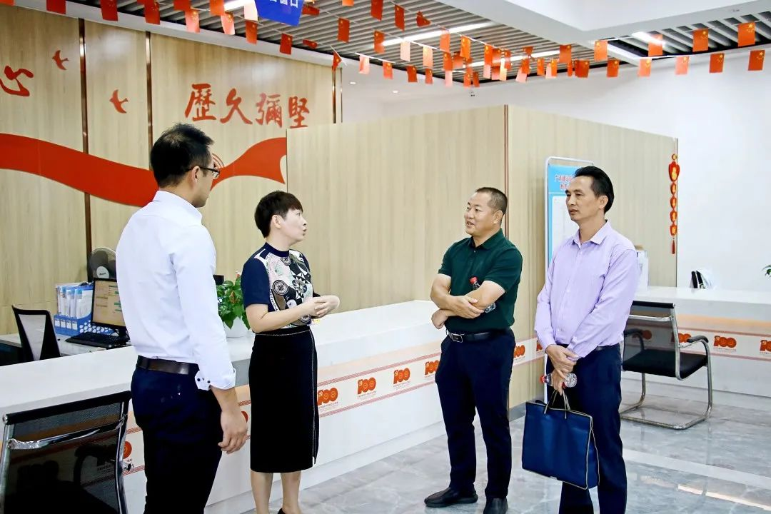 安职院一行参观首页一站式服务中心