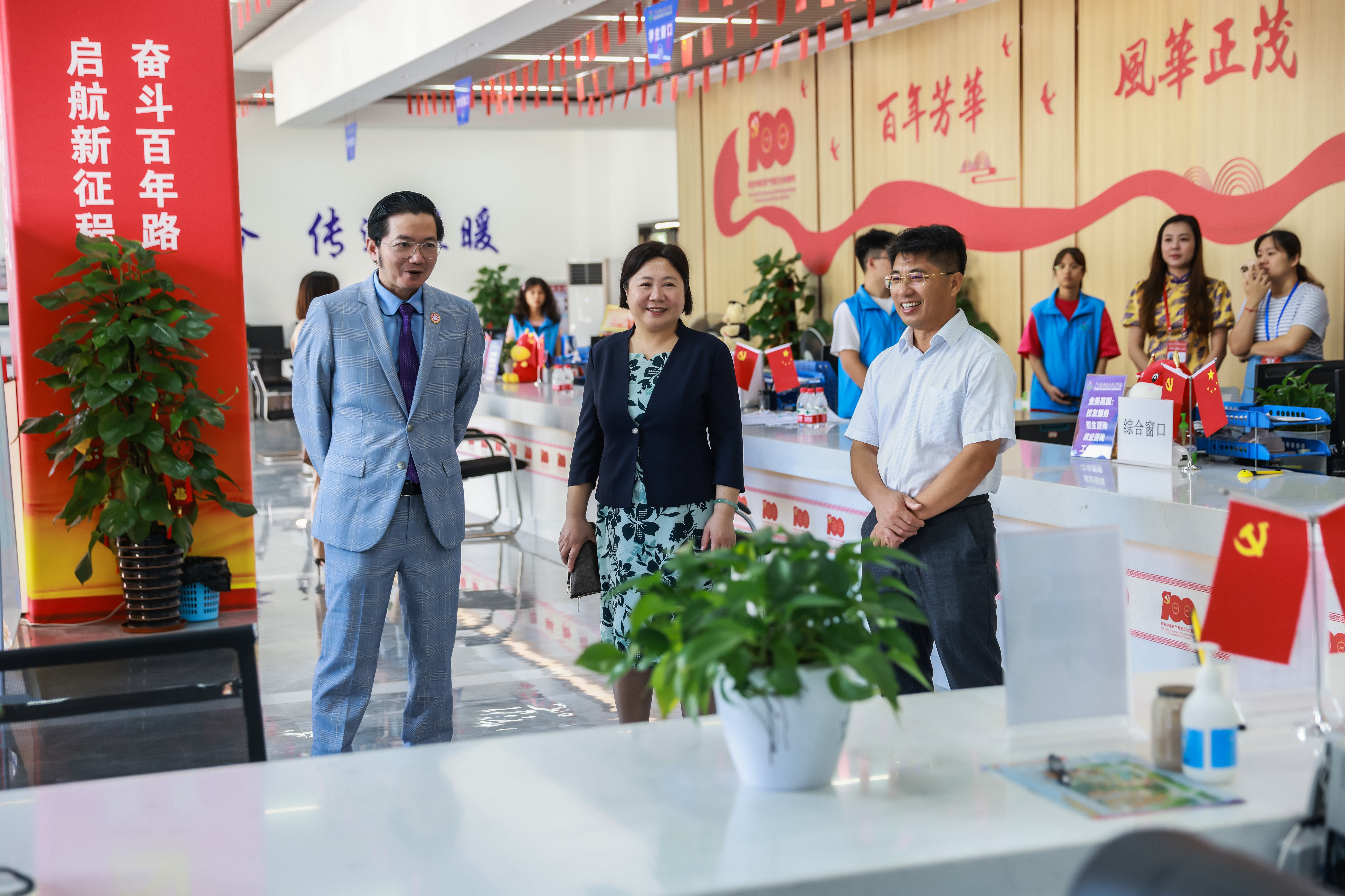 刘晓红书记、伍耿清副院长陪同杜南忠总领事一行参观首页“一站式”服务中心