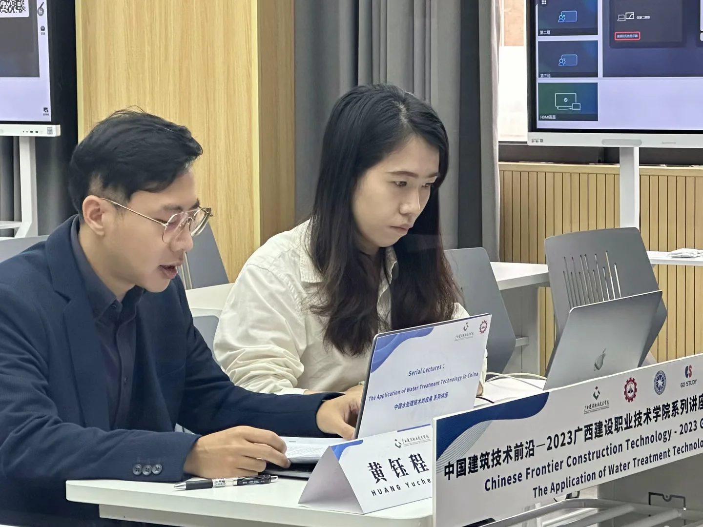 雷速在线网站设备工程团队负责人黄钰程正介绍中国水处理技术应用的给水处理技术