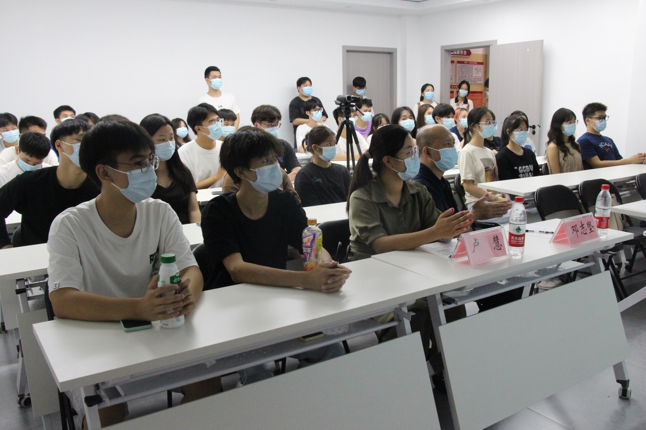 讲座现场师生认真聆听