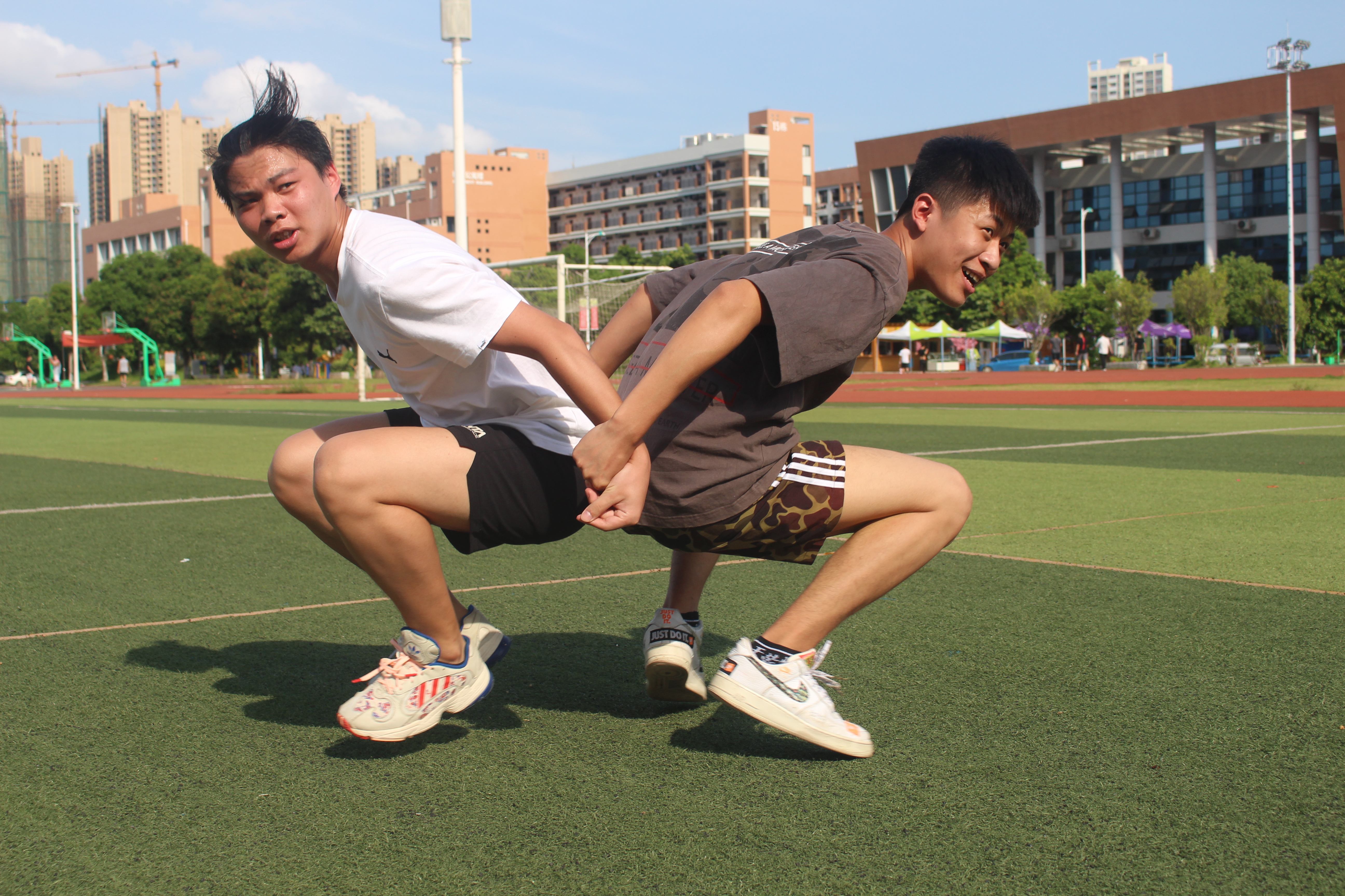 趣味横生的“蹲跳接力”运动