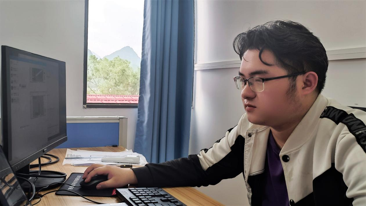 实习期间用罗耿神运用BIM技术对施工雷速在线网站进行建模