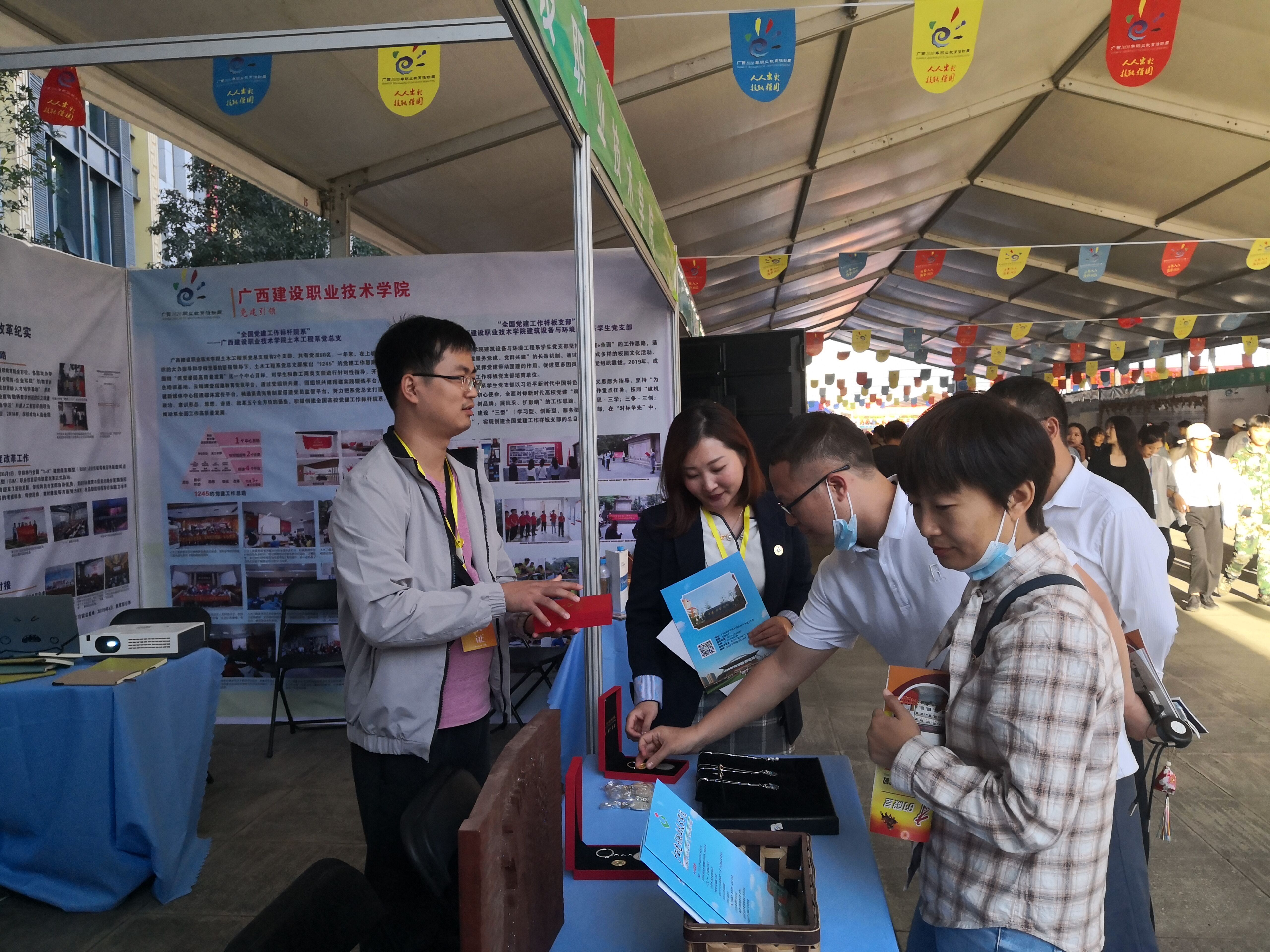 首页老师向兄弟院校领导介绍学校展品