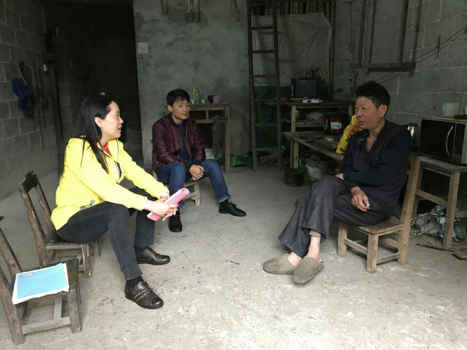 吴丹副院长与帮扶对象交亲切交谈