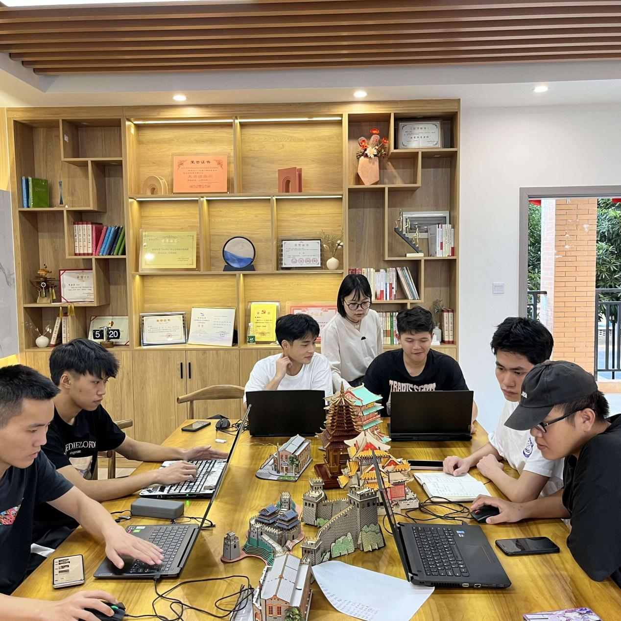 李玉老师与同学们讨论干栏式雷速在线网站