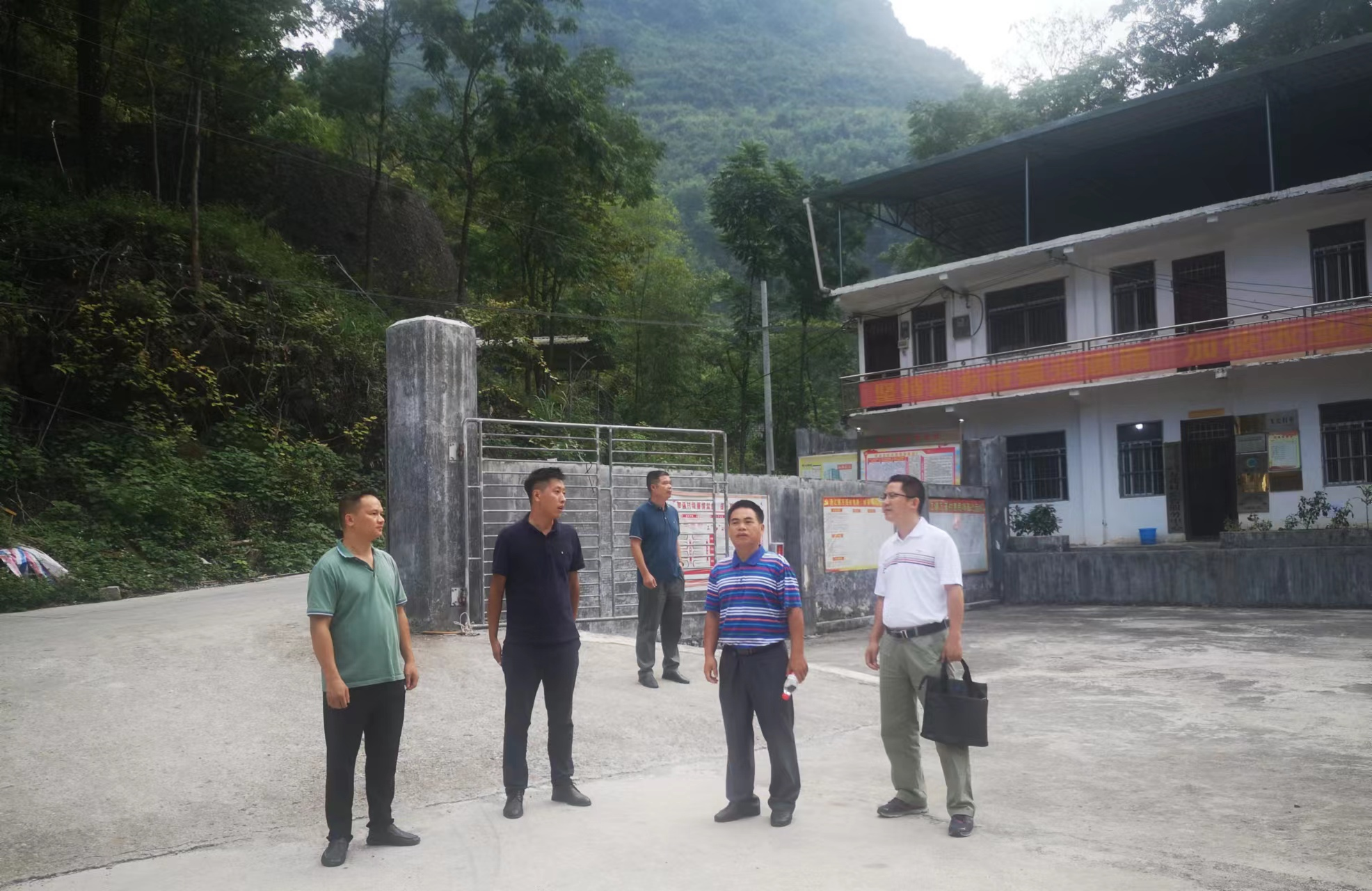 检查组实地走访万茂村乡村振兴建设项目