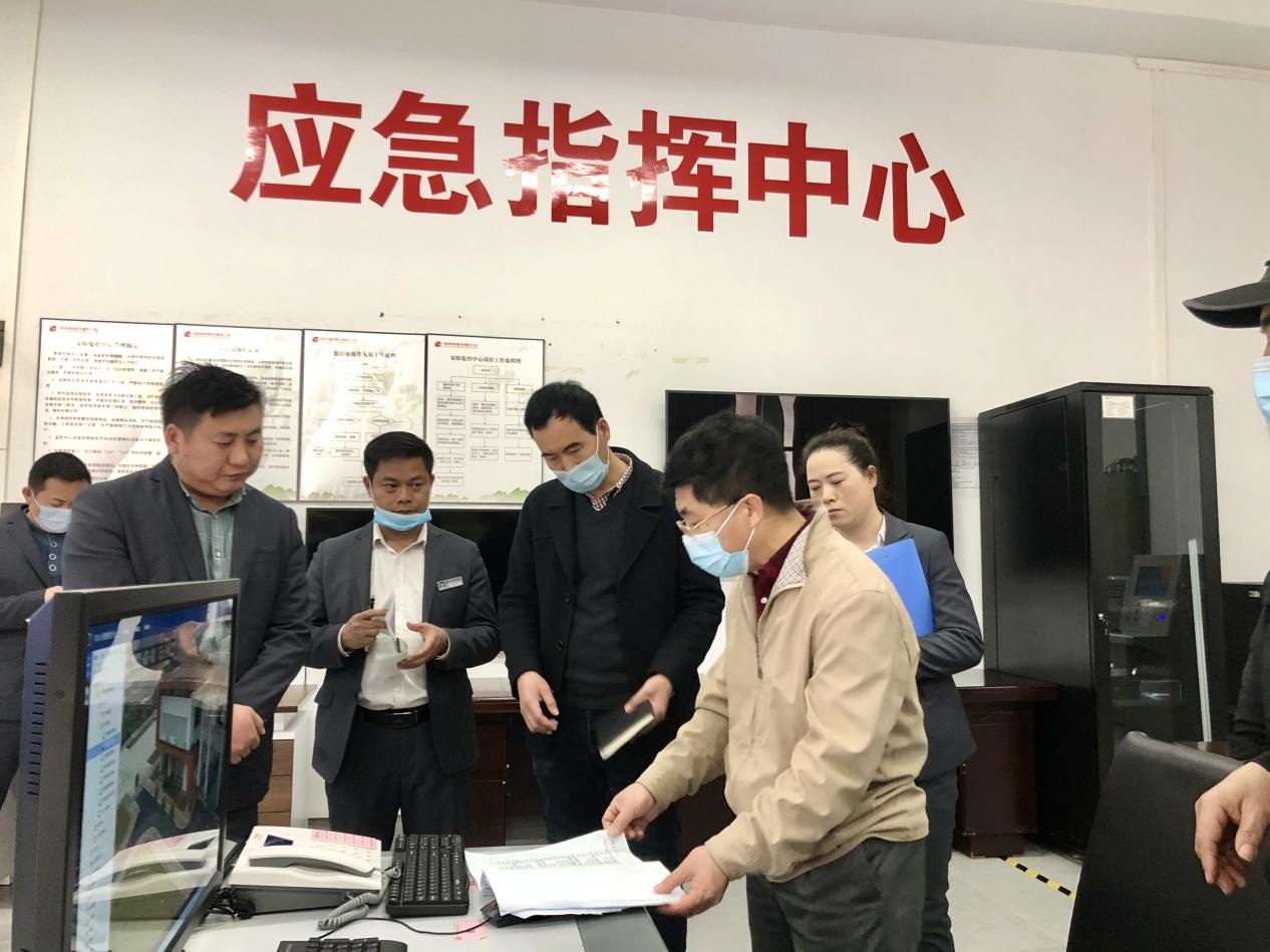 伍耿清副校长到学校应急指挥中心检查