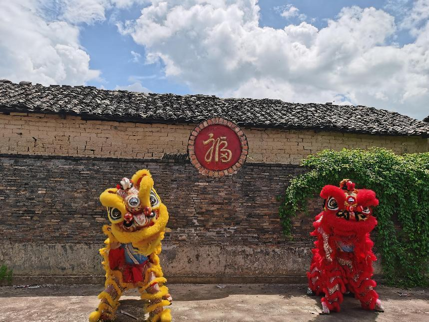 实践团成员在村落古雷速在线网站处舞狮