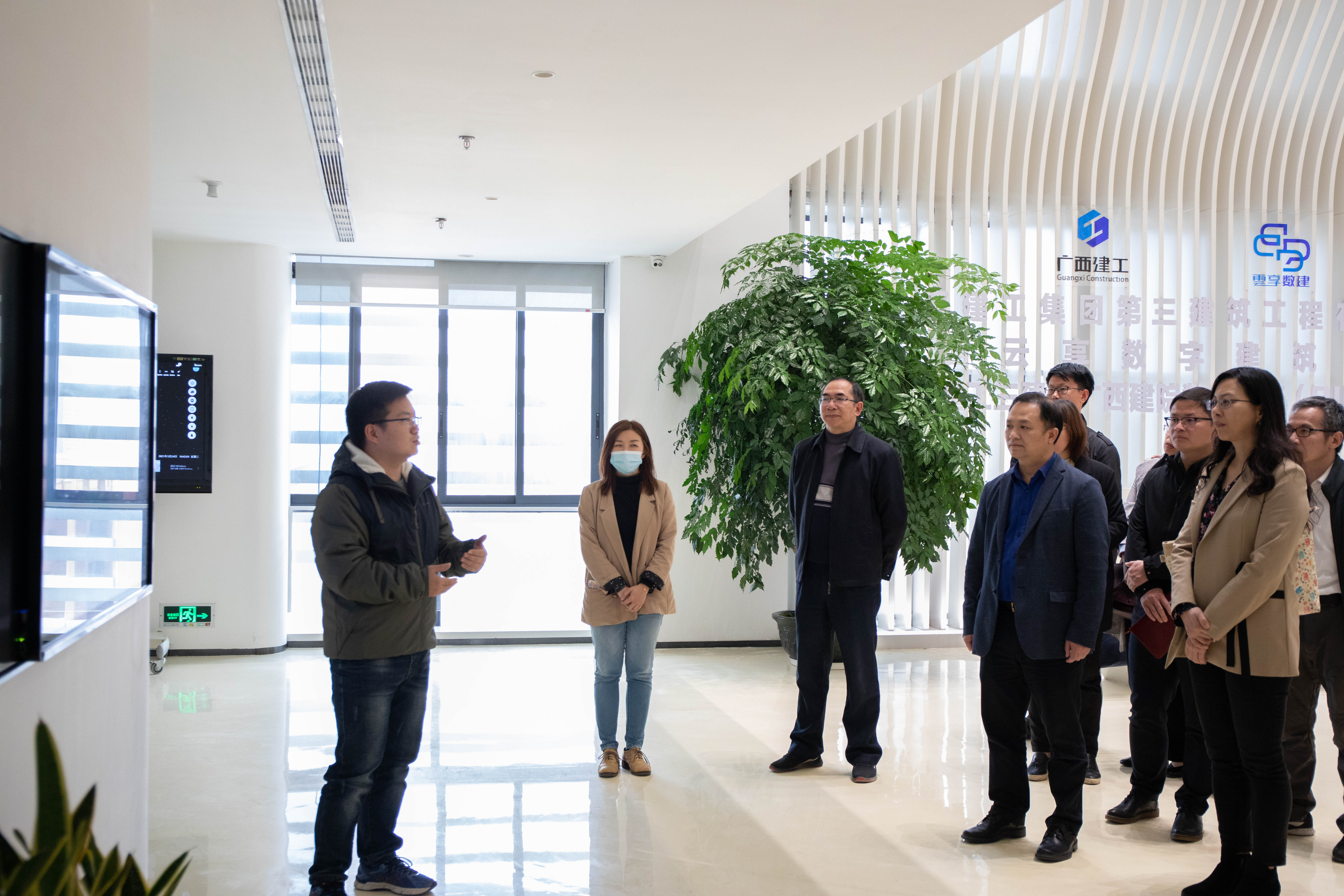 与会人员参观首页BIM中心