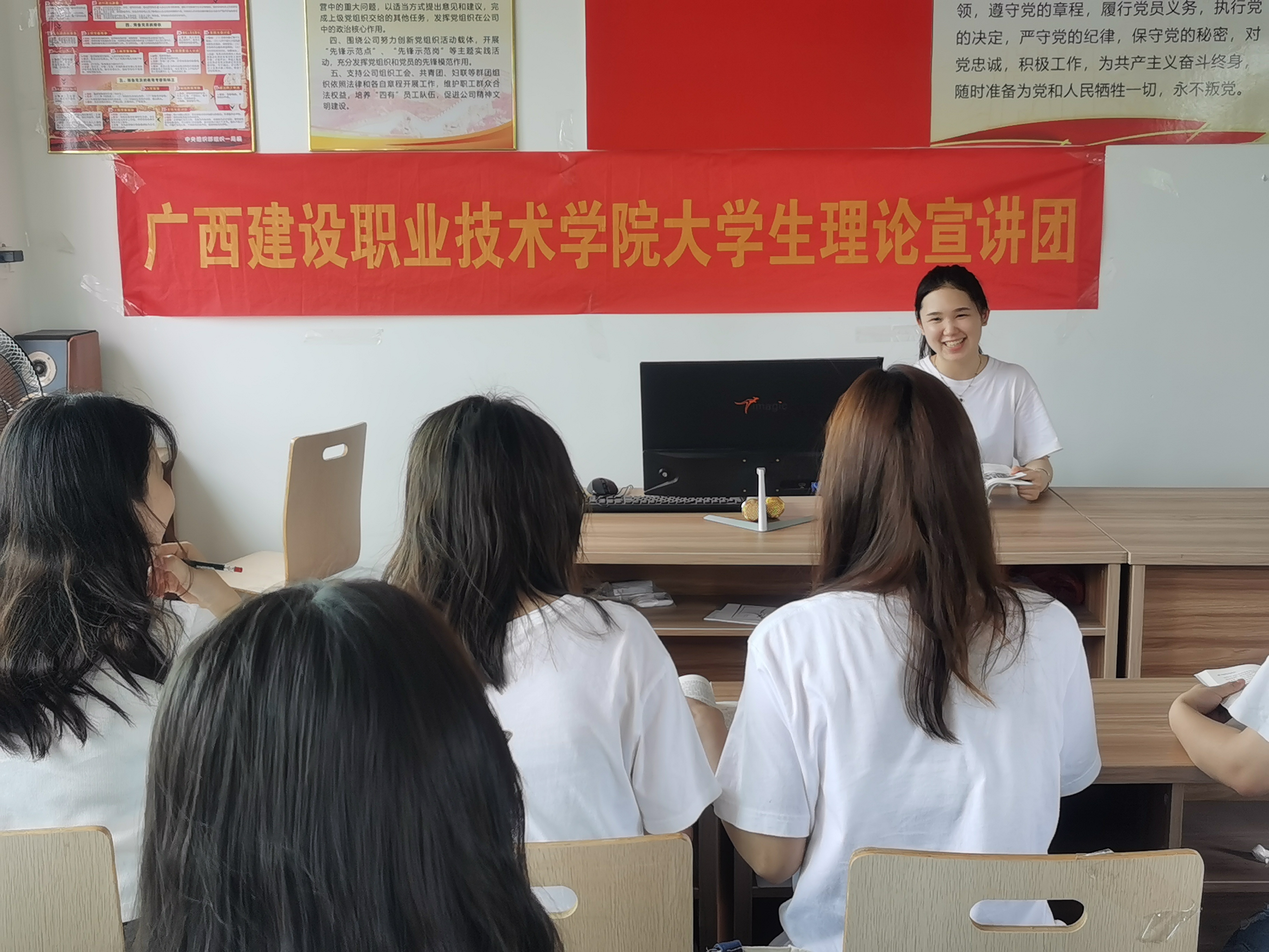 宣讲团成员进行党史宣讲