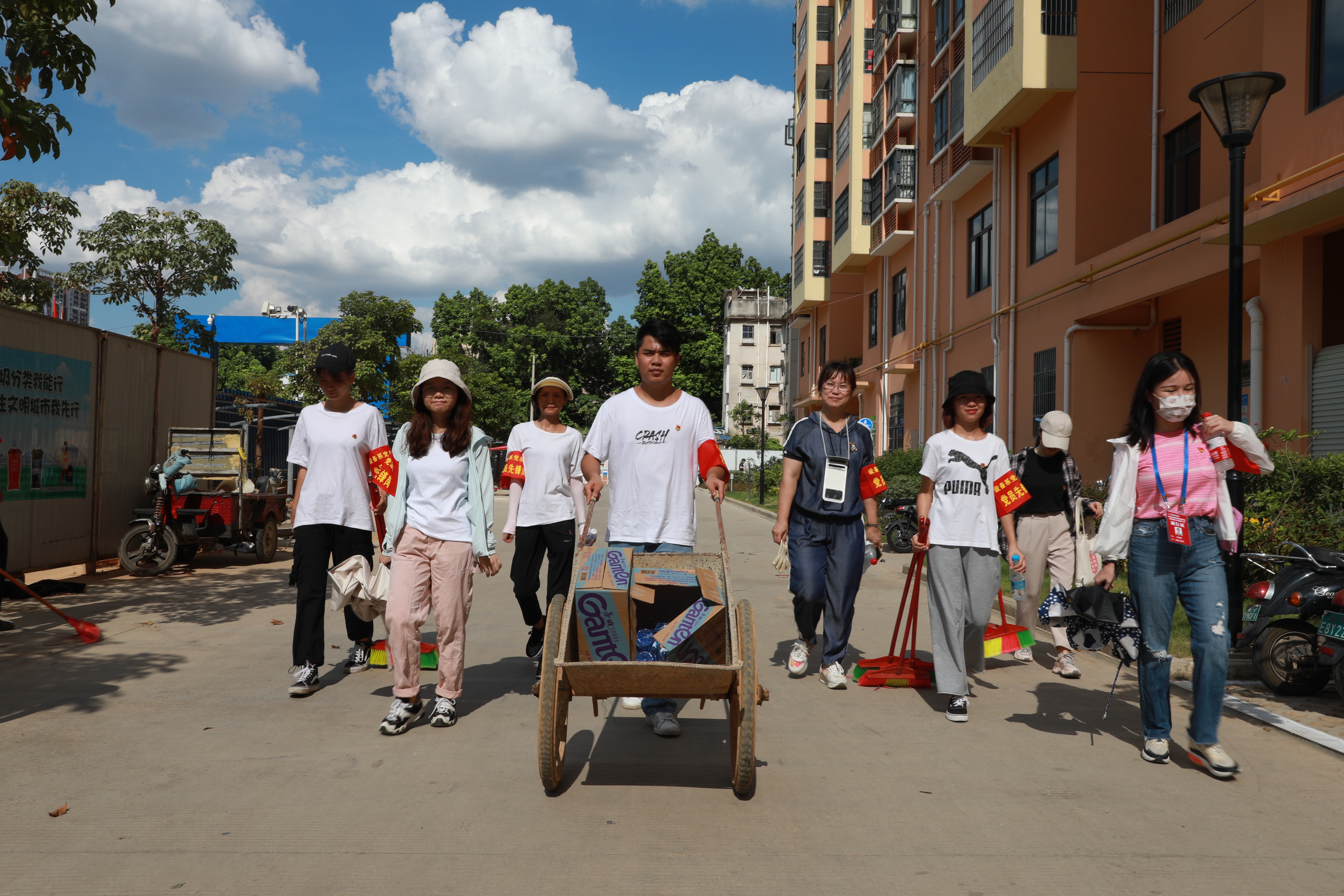 学生志愿者正在搬运工具