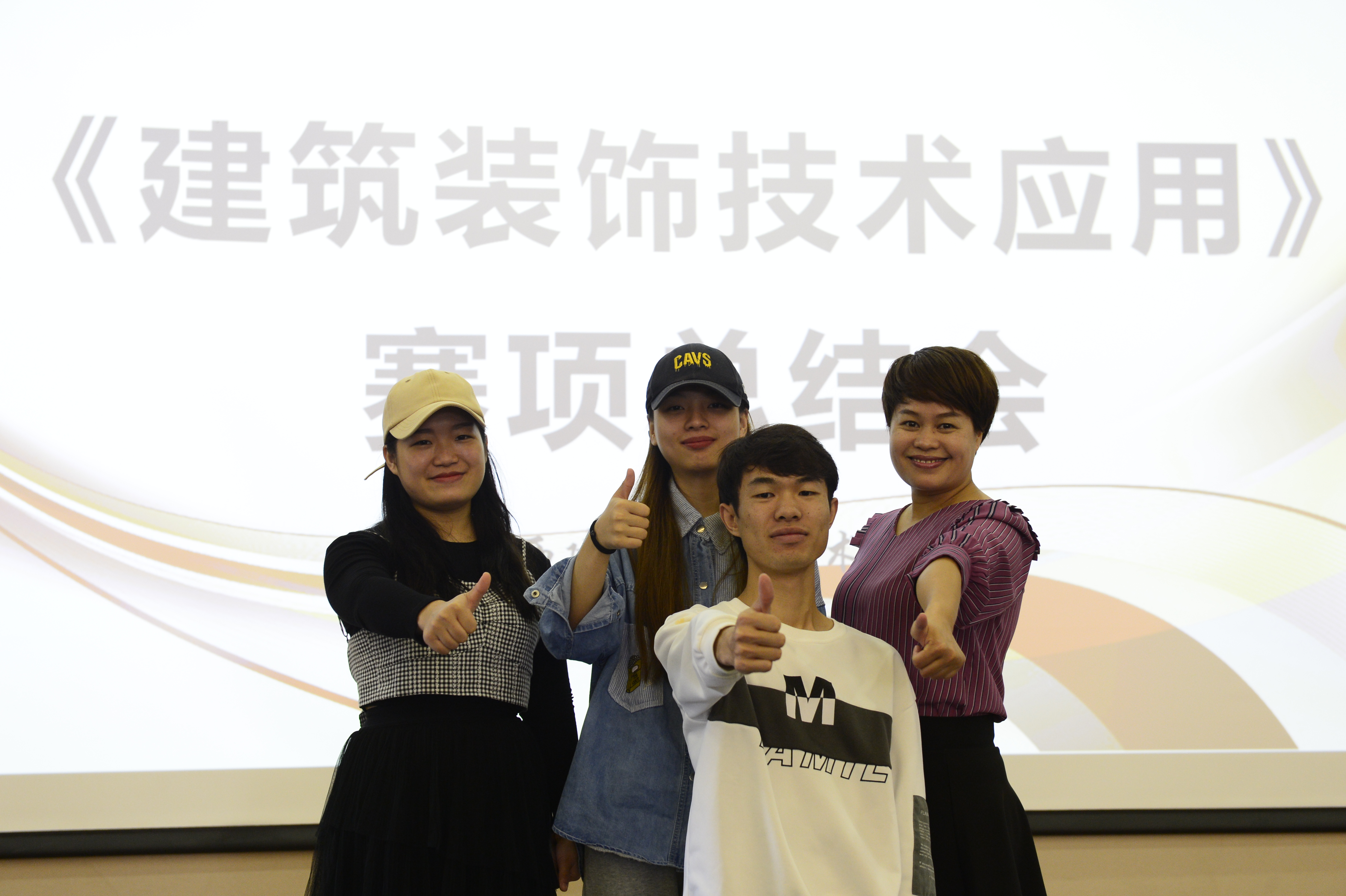 首页参赛选手和指导老师吕月桂（右一）合影