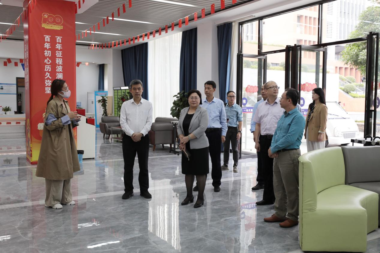 陈昌萍副厅长一行参观首页一站式服务中心 