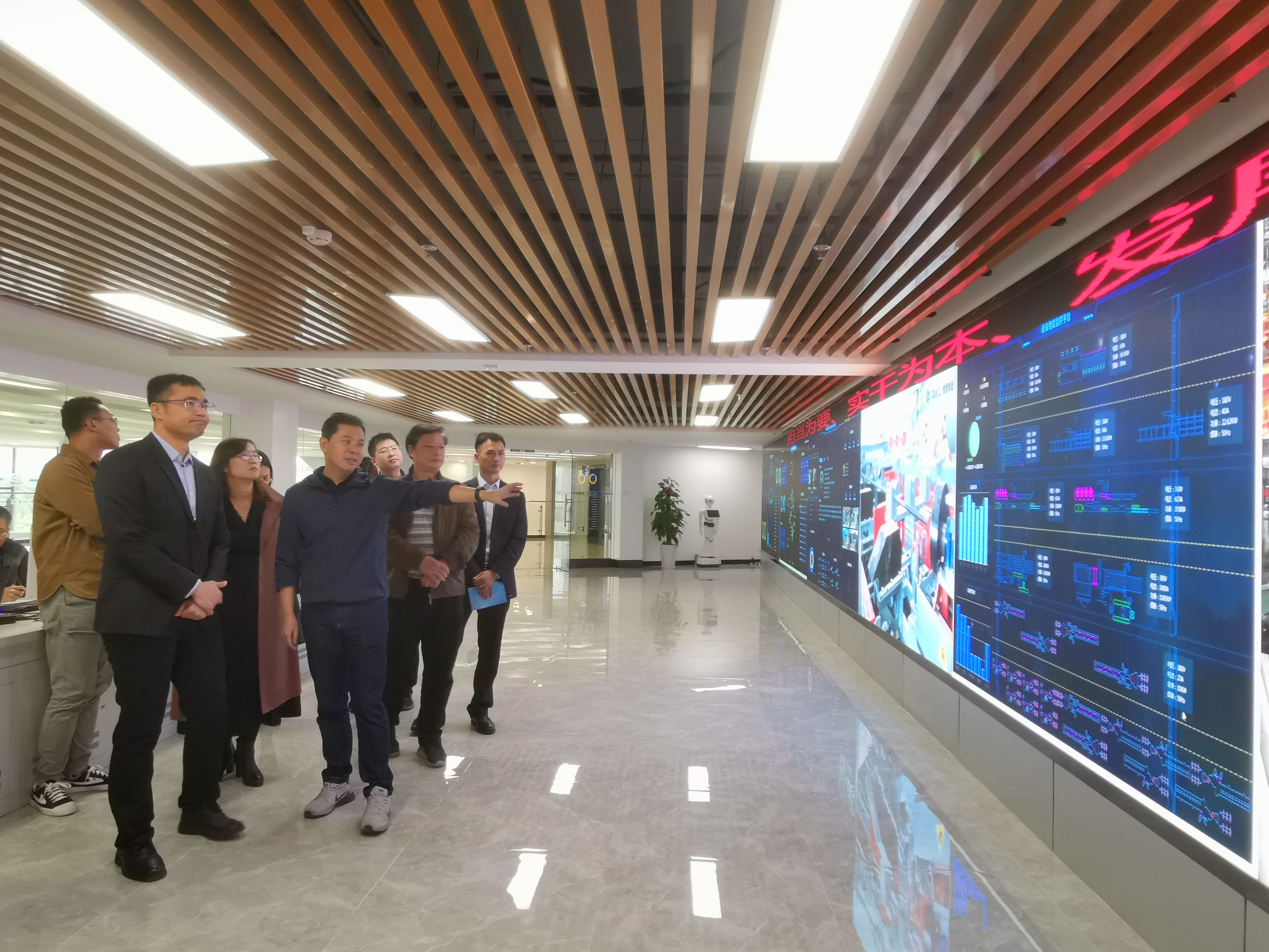 柏挺副院长一行参观数字建工监控指挥中心