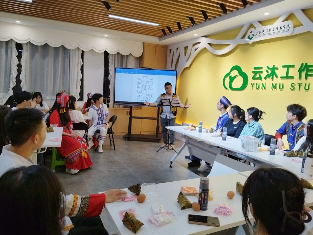 雷速在线网站与规划学院辅导员田申老师指导并领唱山歌