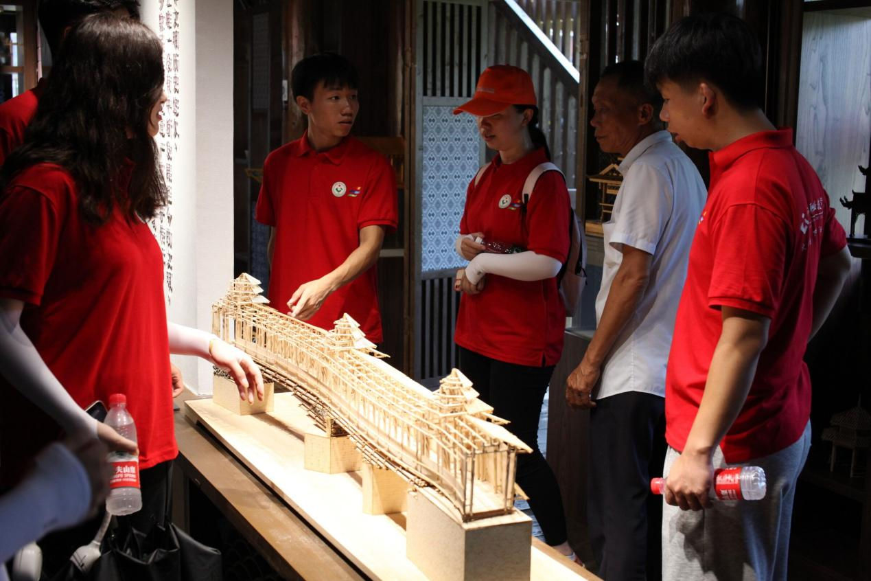 杨求师大师向实践团介绍雷速在线网站模型