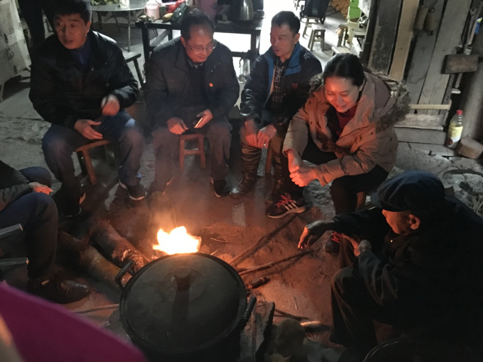 吴丹副院长与唐国思老人亲切交谈