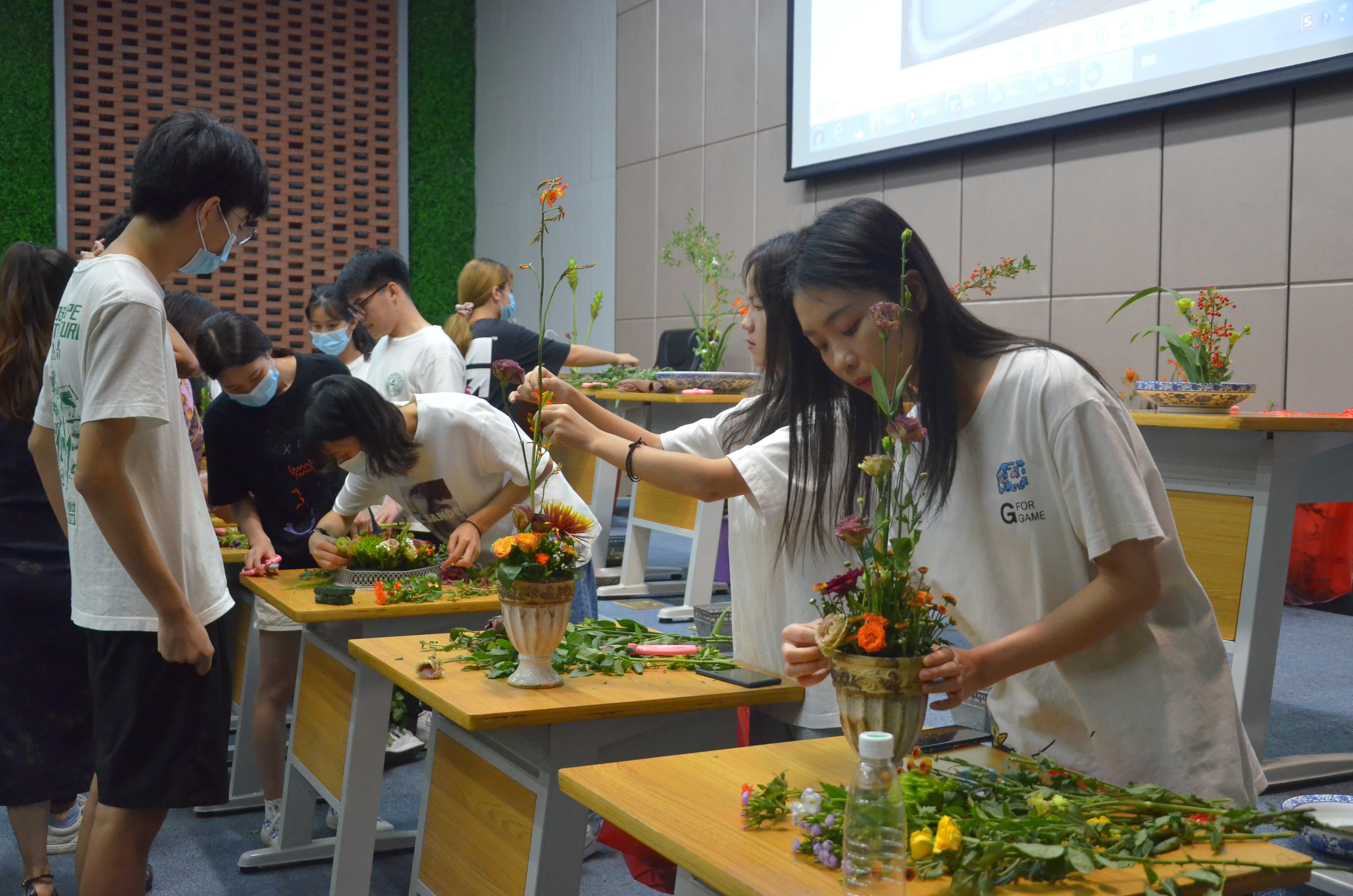师生现场插花互动