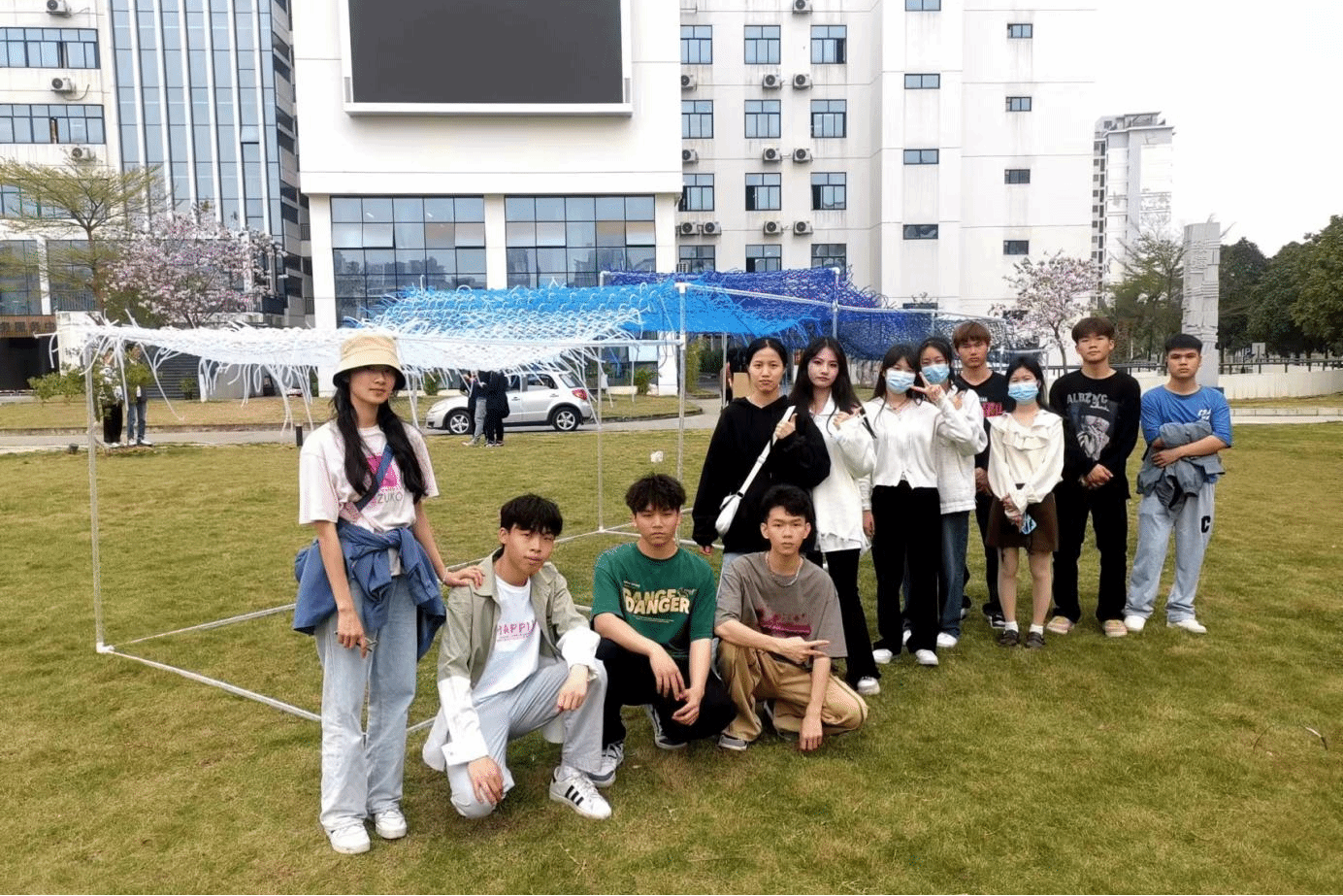 首页家具专业学生与作品合影