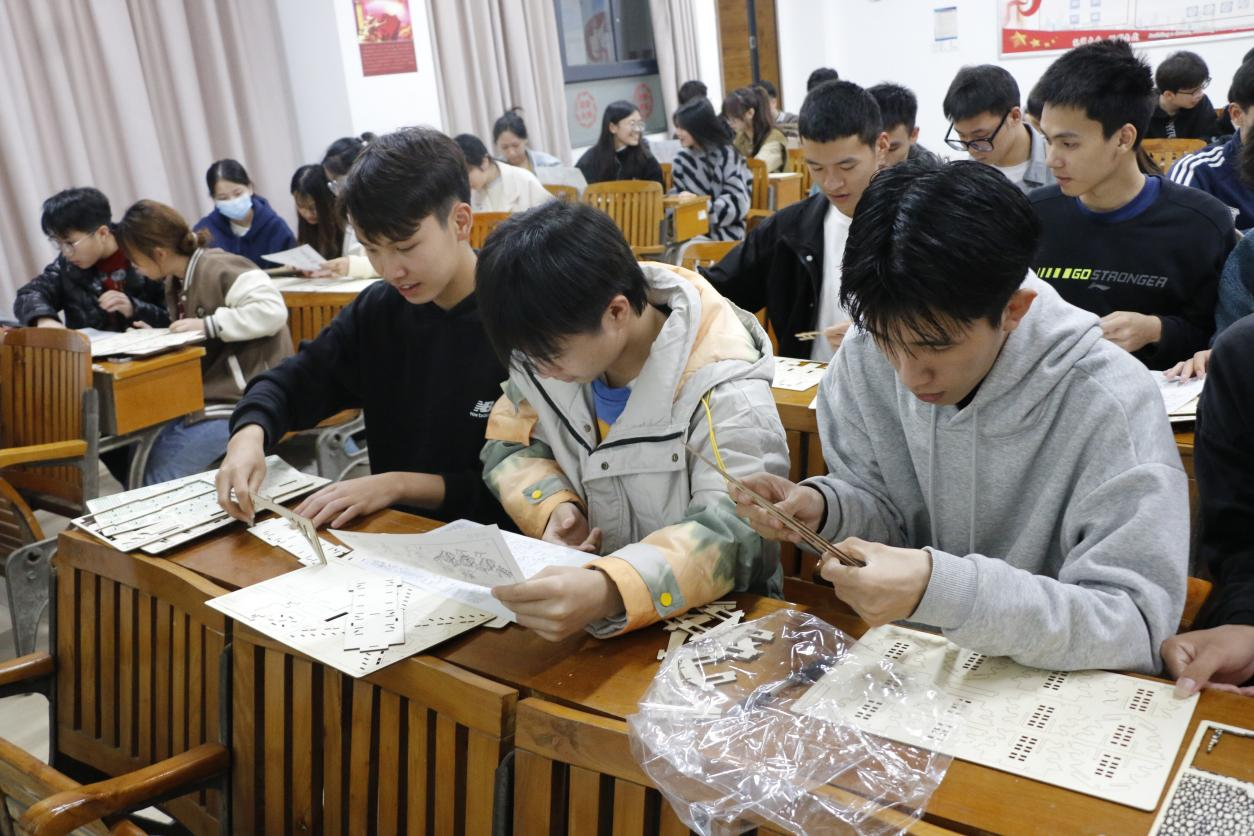 同学们正在搭建侗族木构雷速在线网站模型