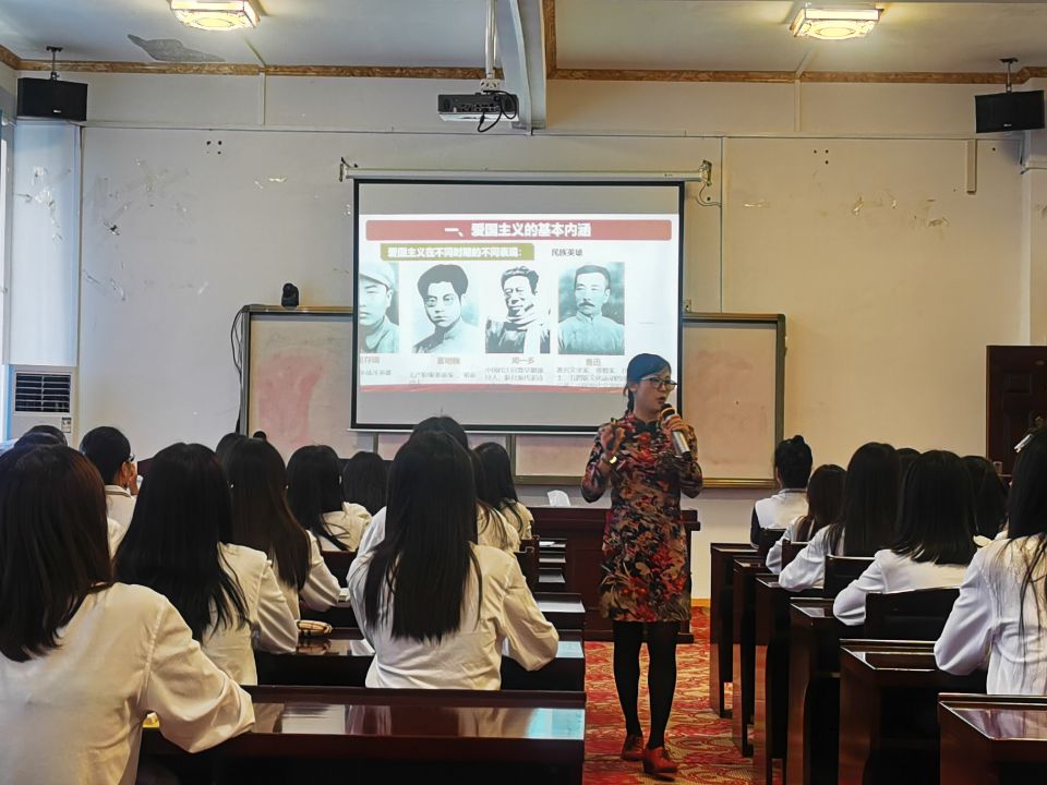 首页马克思主义学院黄海莲老师上示范课