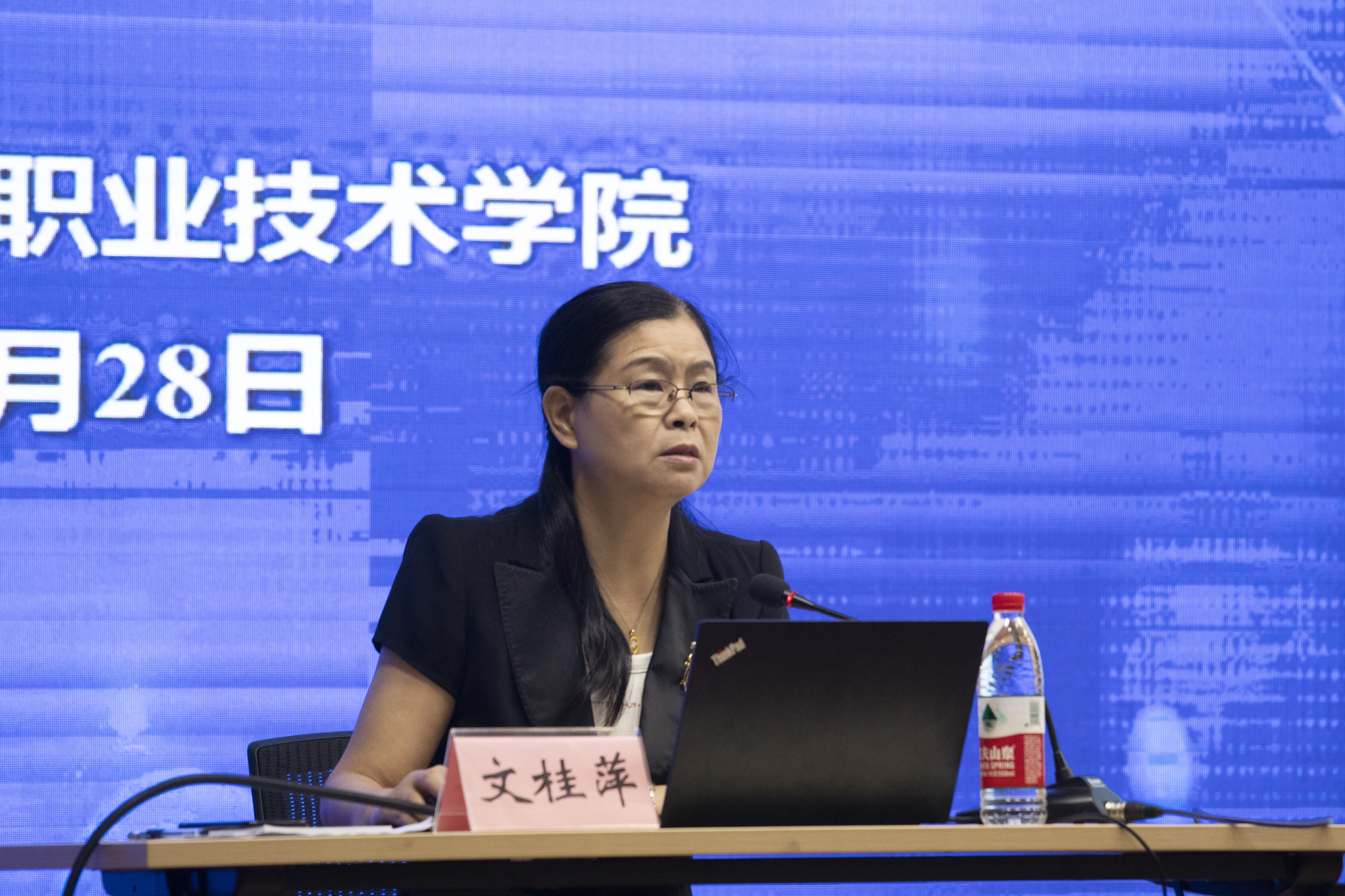 全国模范教师、国家教学名师、广西教学名师、首页管理工程学院文桂萍教授作经验交流