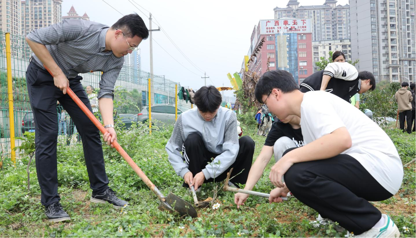 植树现场一派繁忙景象