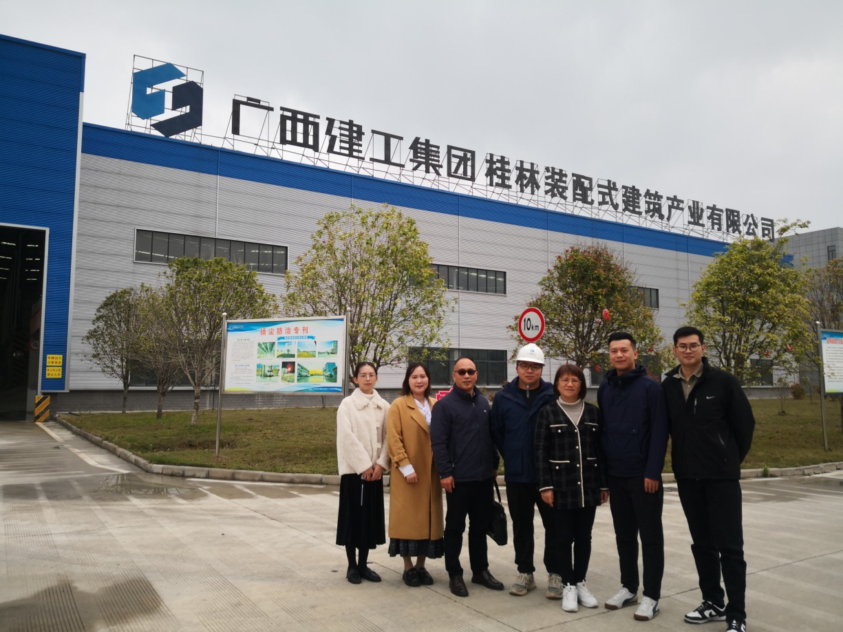 姚琦院长一行走访广西建工集团桂林装配式雷速在线网站产业有限公司与卢凯等3位校友合影