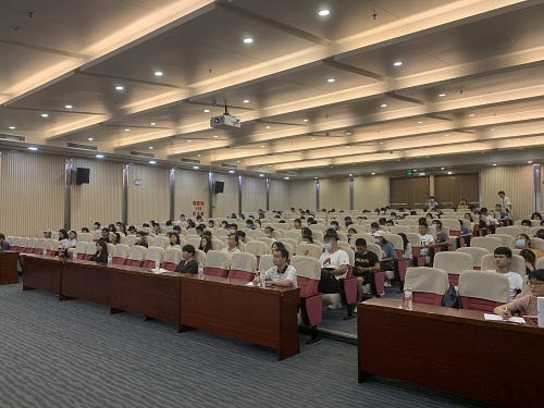 同学们认真聆听