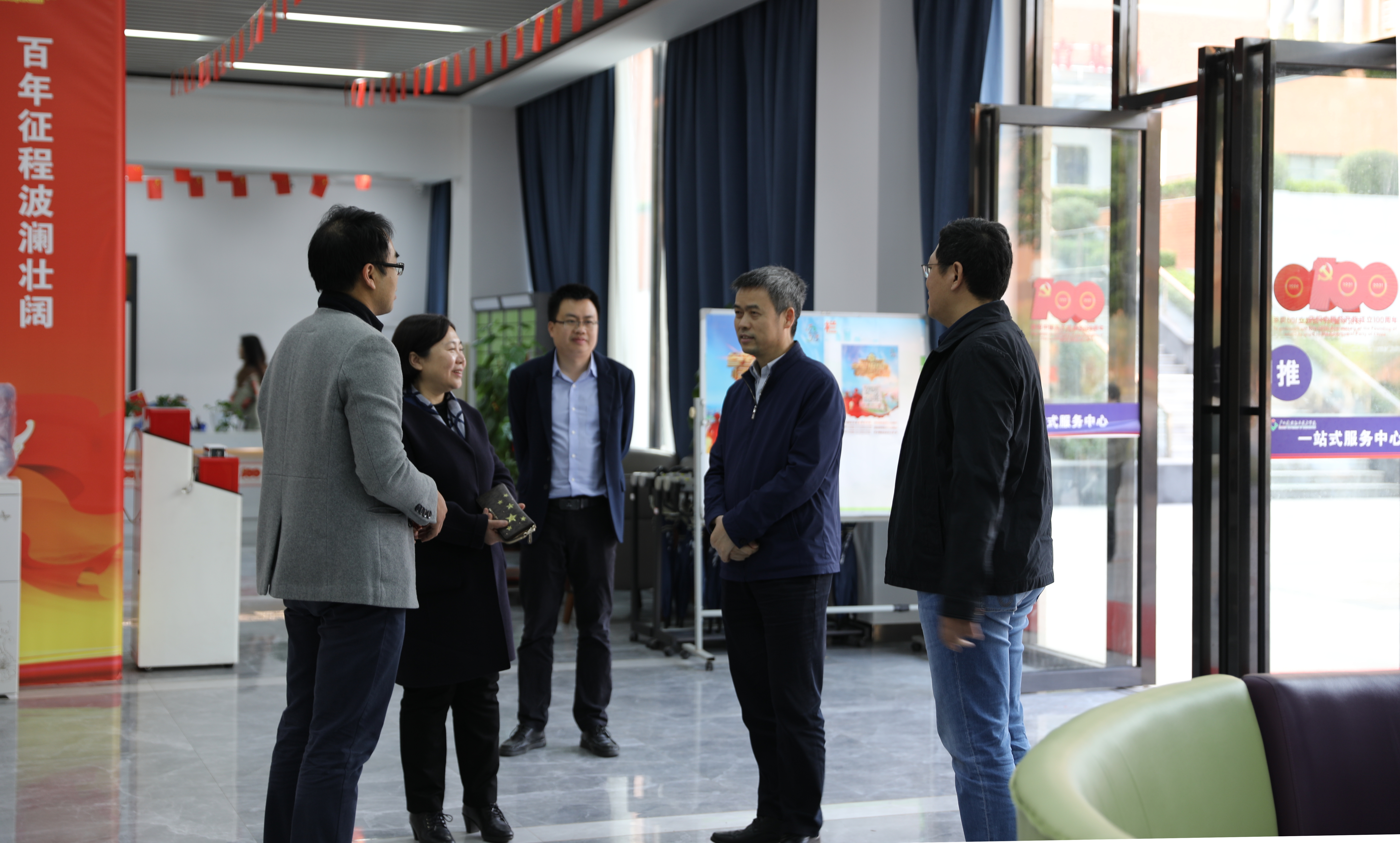 陈昌萍副厅长一行参观首页一站式服务中心